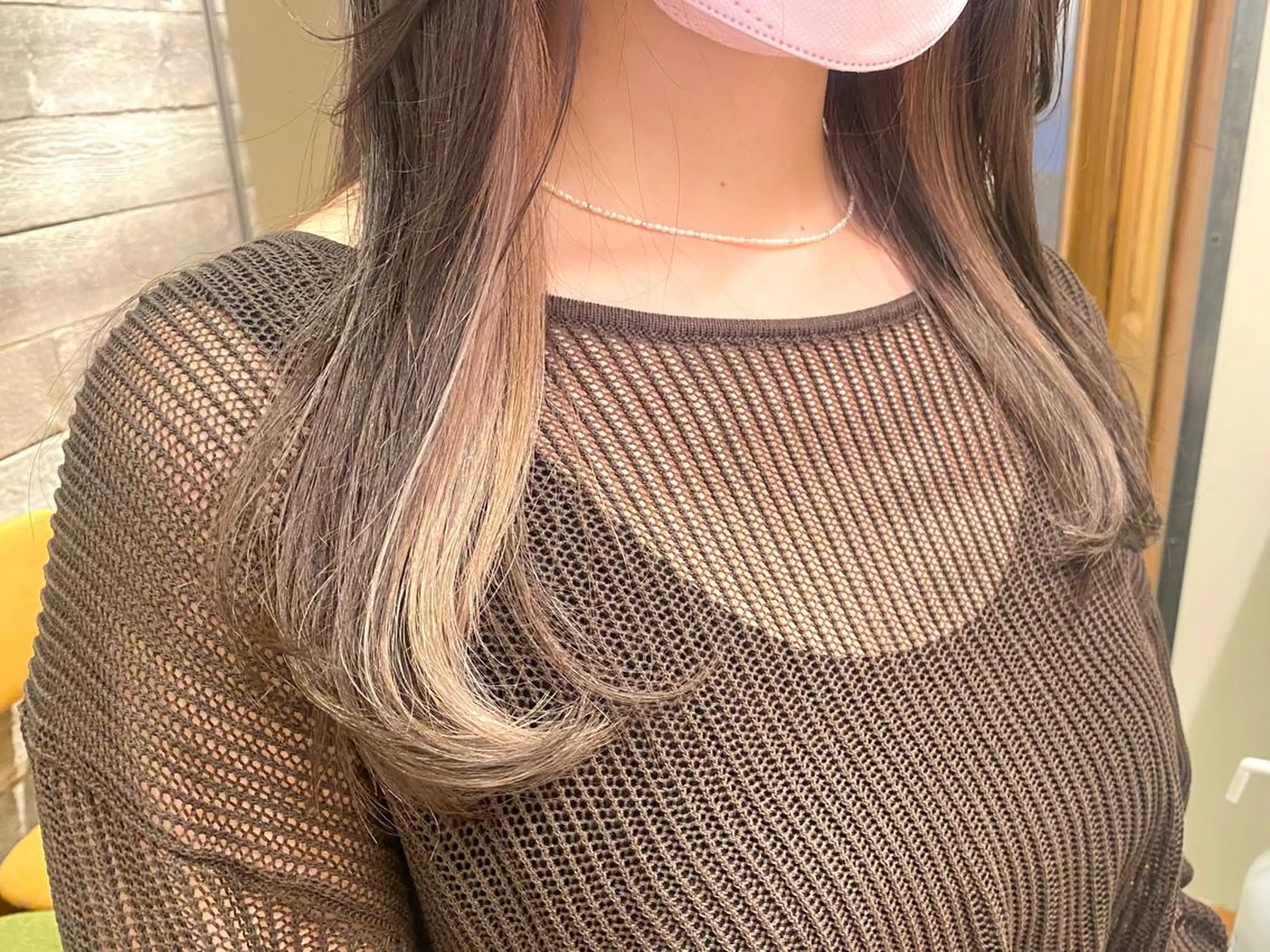 セミロング カラー ANNA /艶髪/ハイトーンのヘアスタイル