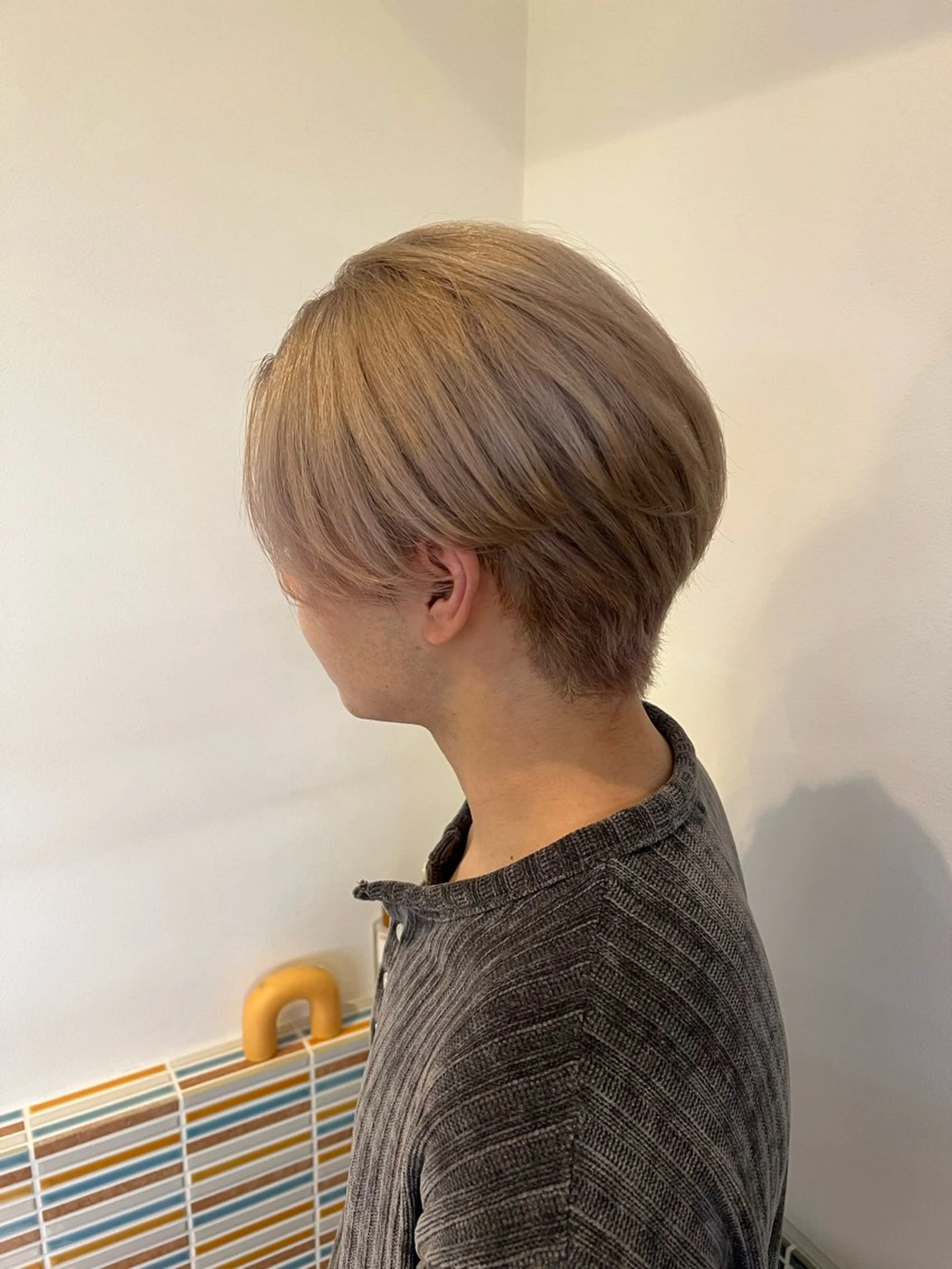 ショート カラー メンズ ベージュカラー ミルクティーベージュ ブリーチハイトーン みほのヘアスタイル