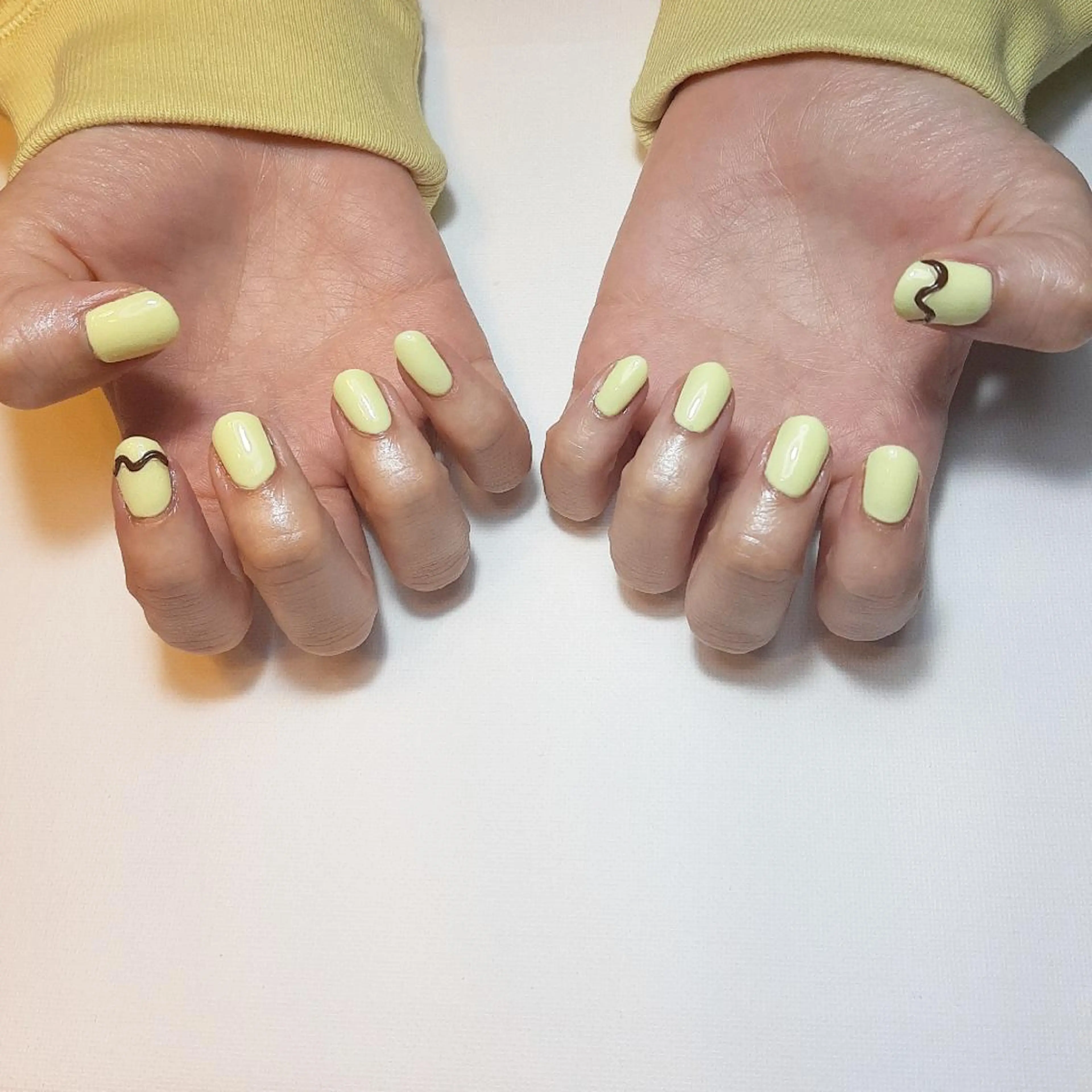 ネイル ワンカラーネイル 春ネイル 黄色 owlnail /持込みデザイン専門のネイルデザイン