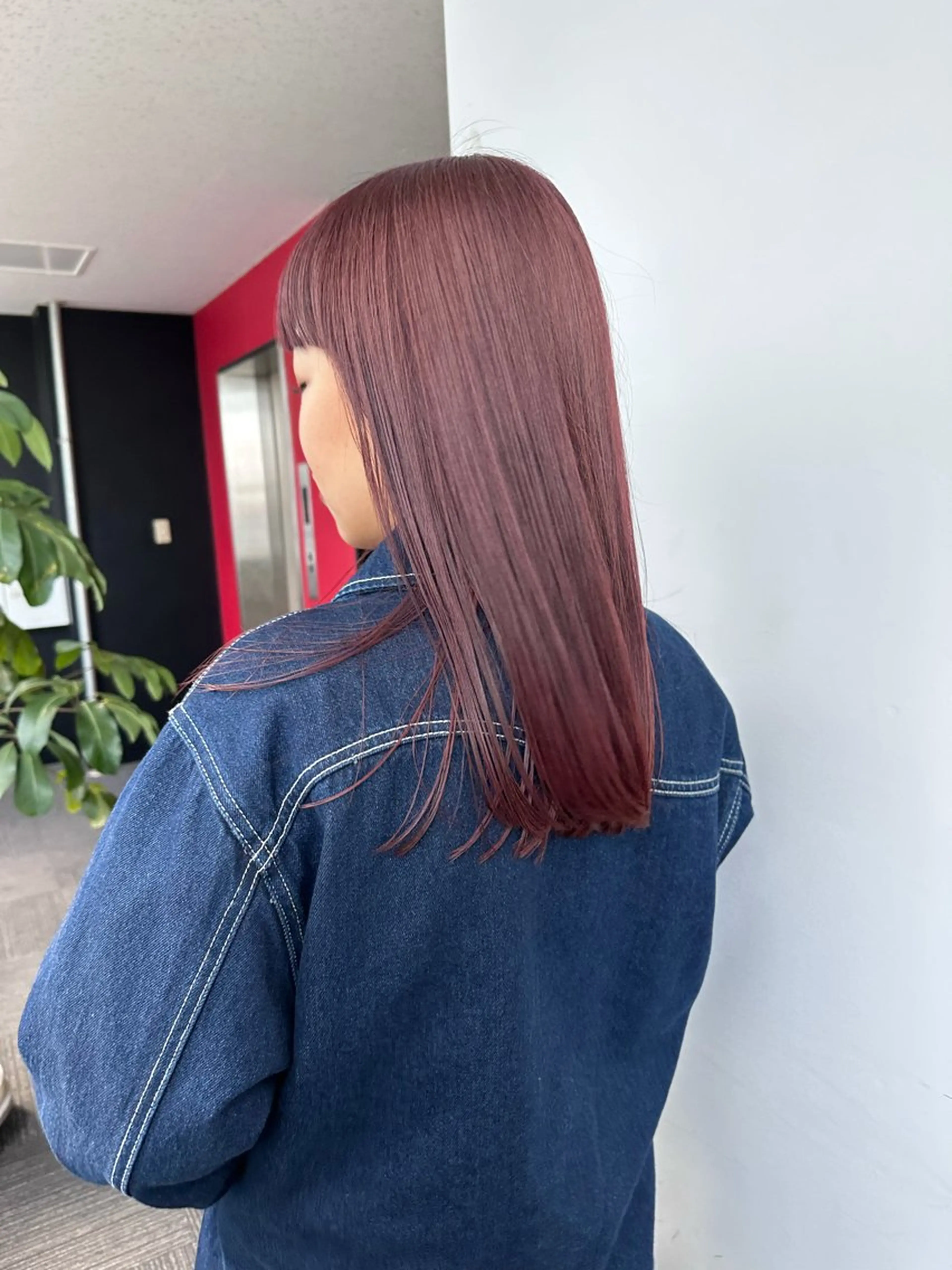 ロング カラー ブリーチ 透明感カラー レッドカラー 市川 蘭のヘアスタイル