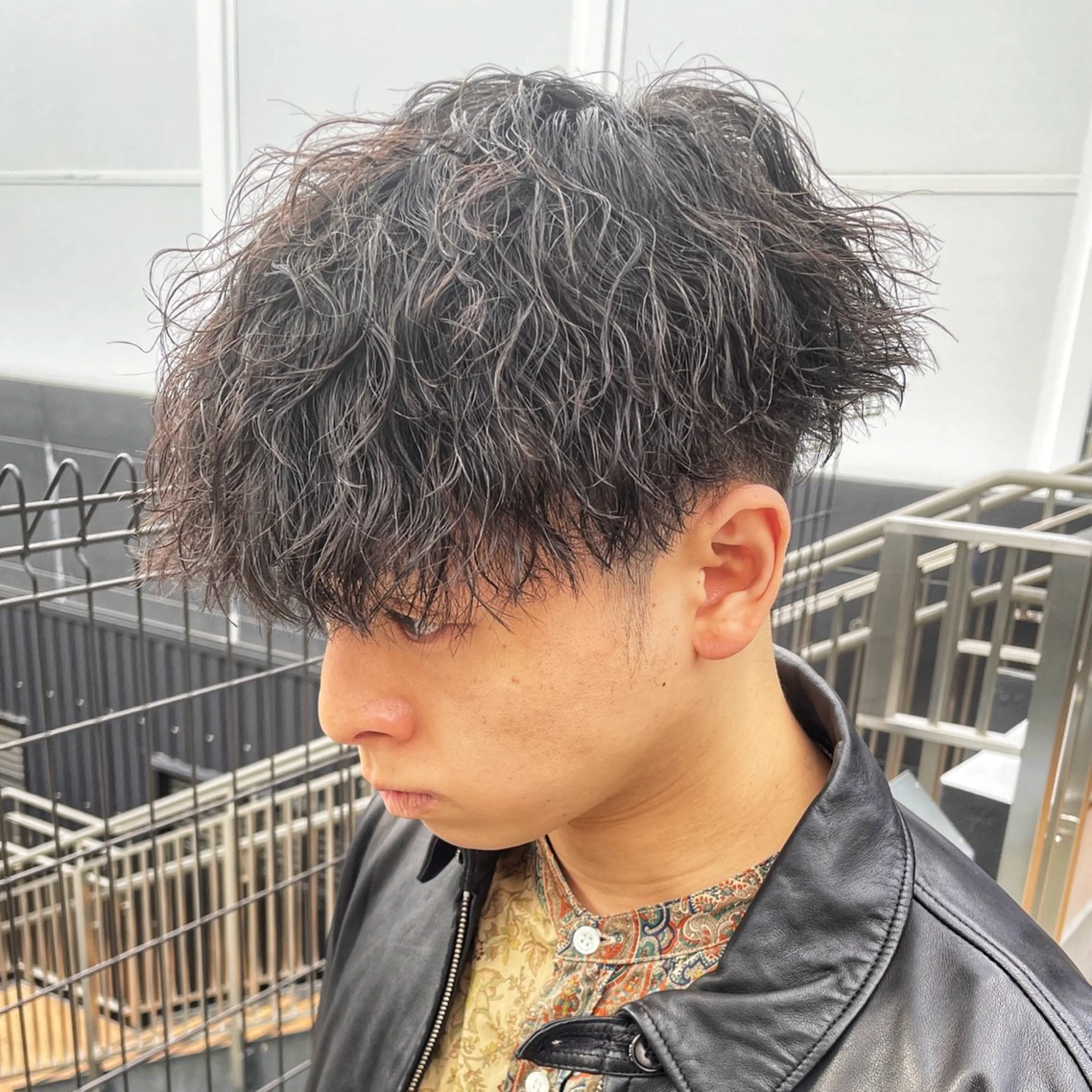 ショート パーマ メンズ メンズパーマ メンズツイストパーマ ツイストスパイラルパーマ 波巻きパーマ ニュアンスパーマ パーマ メンズヘア特化 崎田 成人のヘアスタイル