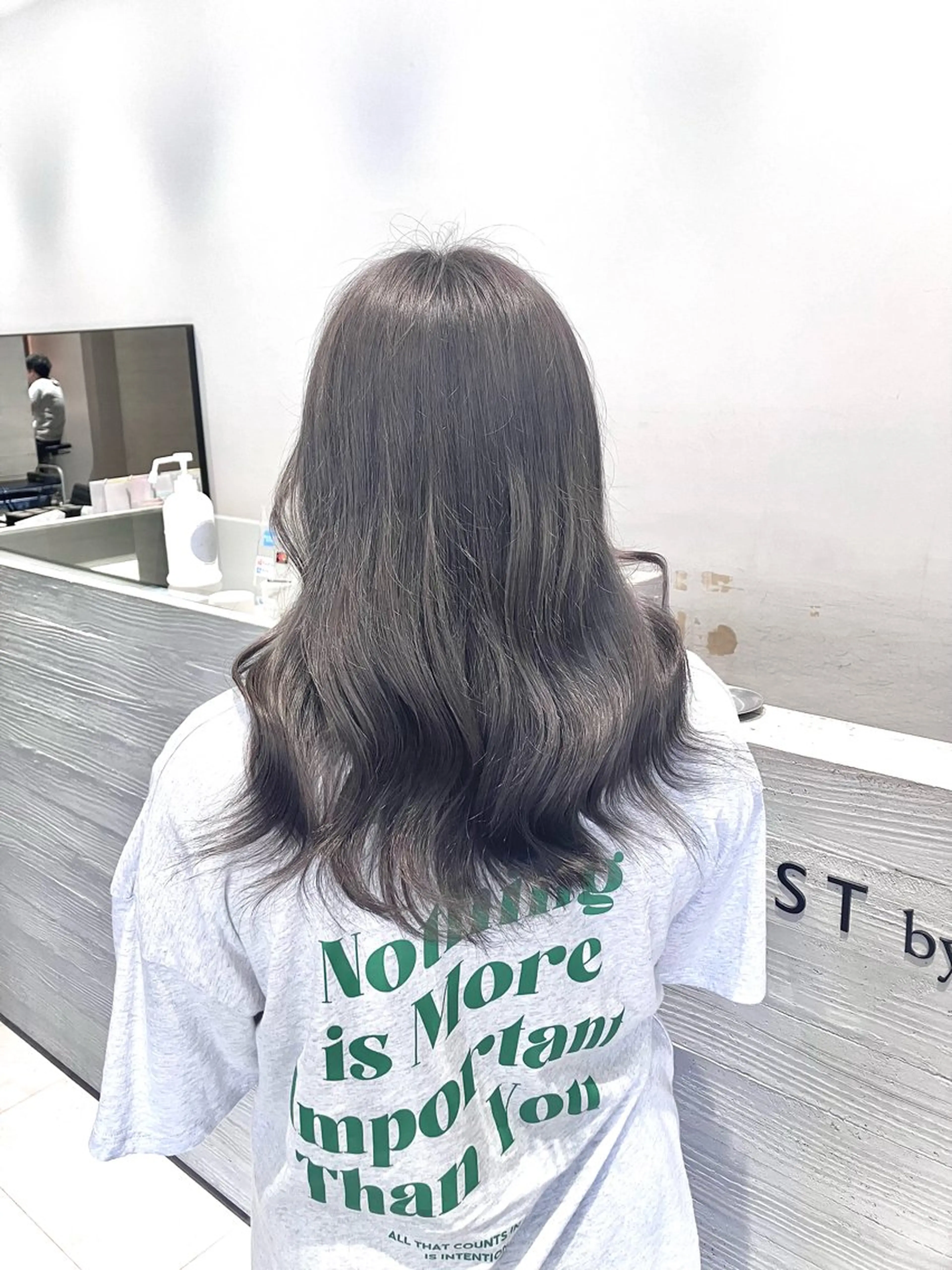 セミロング カラー ブリーチ ラベンダーカラー シルバー サキ🤍ハイトーン 🩰くびれ巻きヘアのヘアスタイル