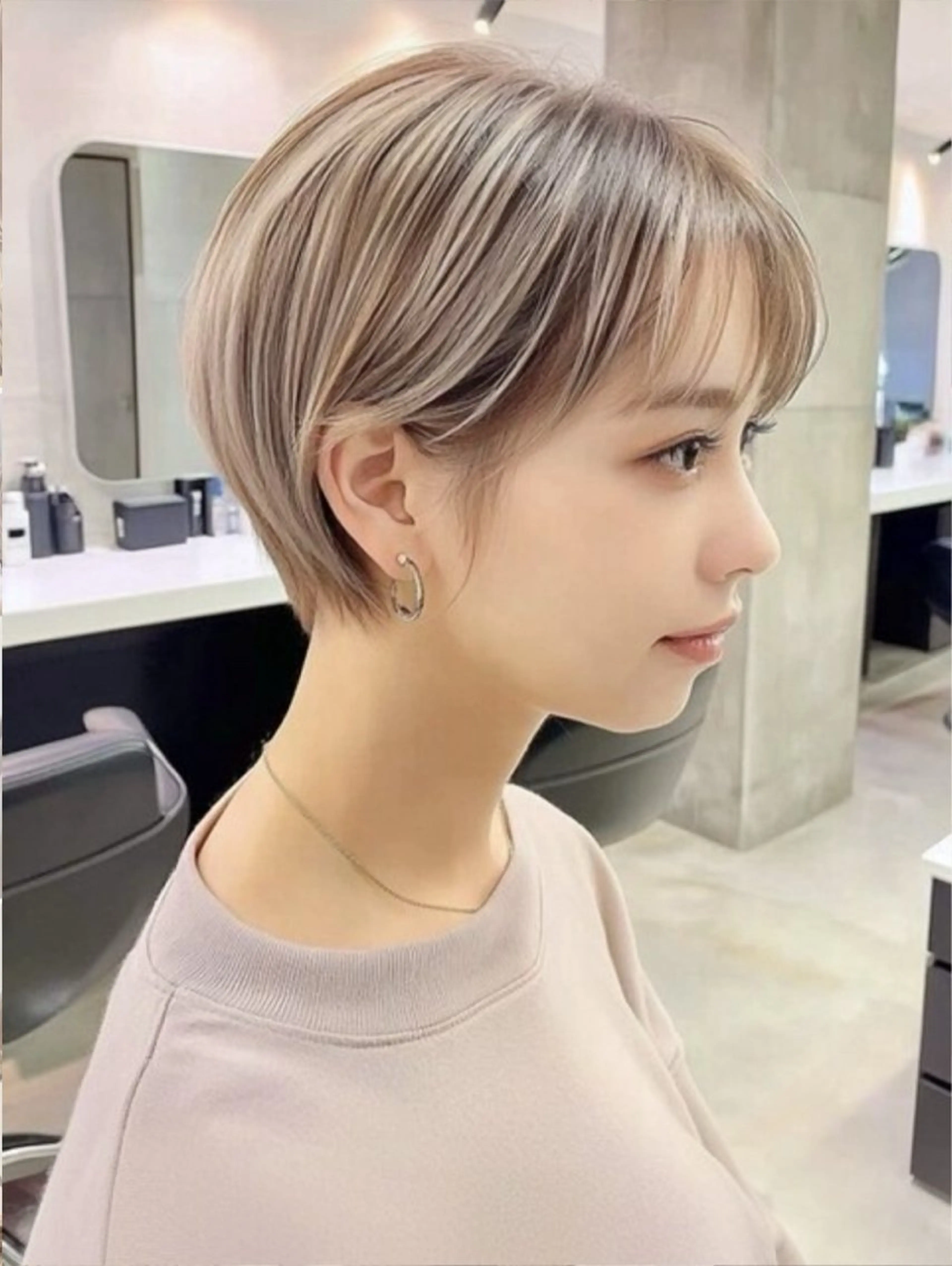 ショート カラー バレイヤージュ ブリーチ ブロンド ダブルカラー グレージュ 荻根澤 享平のヘアスタイル