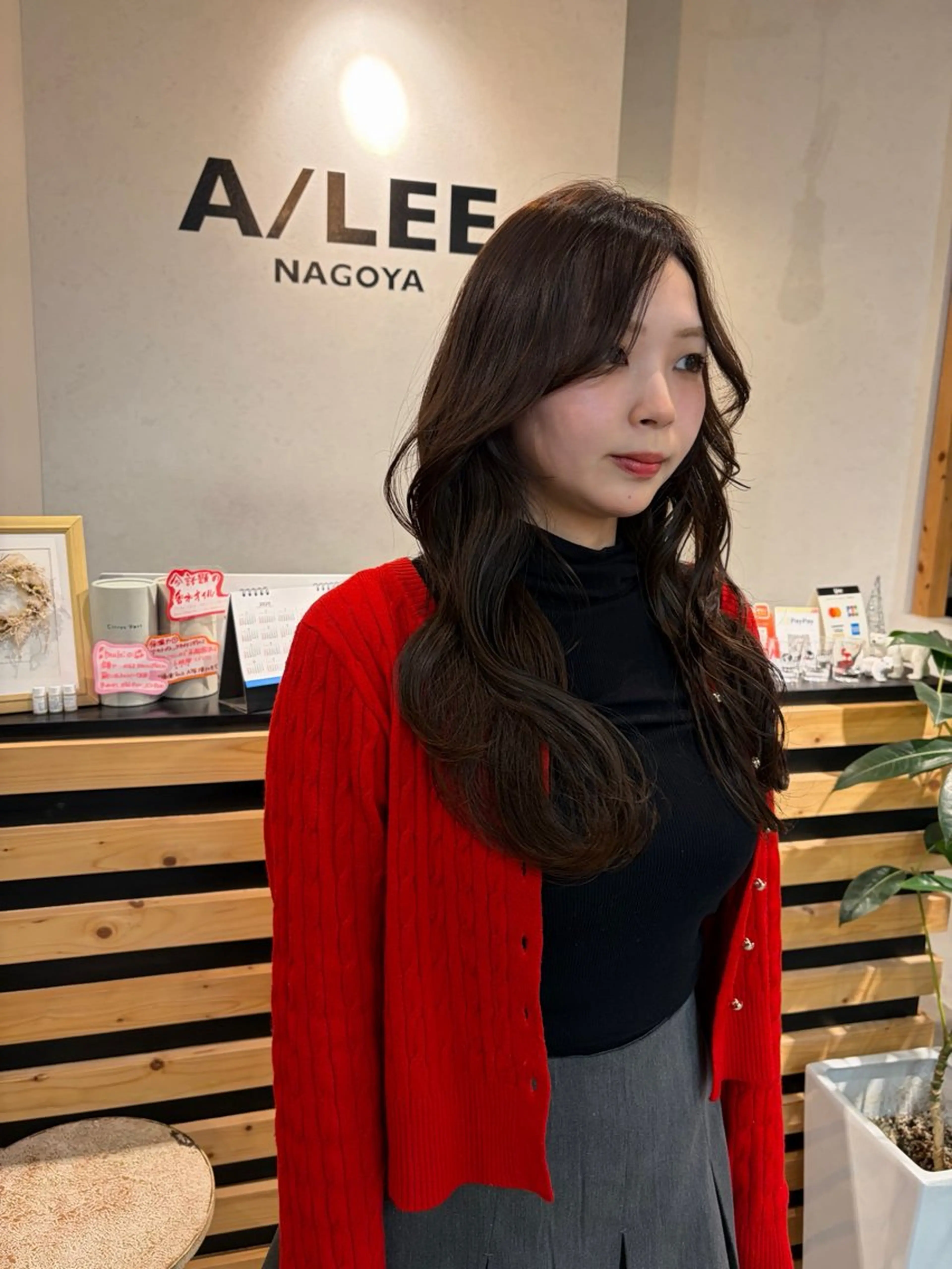 ロング カラー ベージュカラー ブリーチ ブリーチなしカラー オリーブベージュ 顔周りカット カット ヘアカラー A/LEE所属・久保田 千尋のヘアスタイル