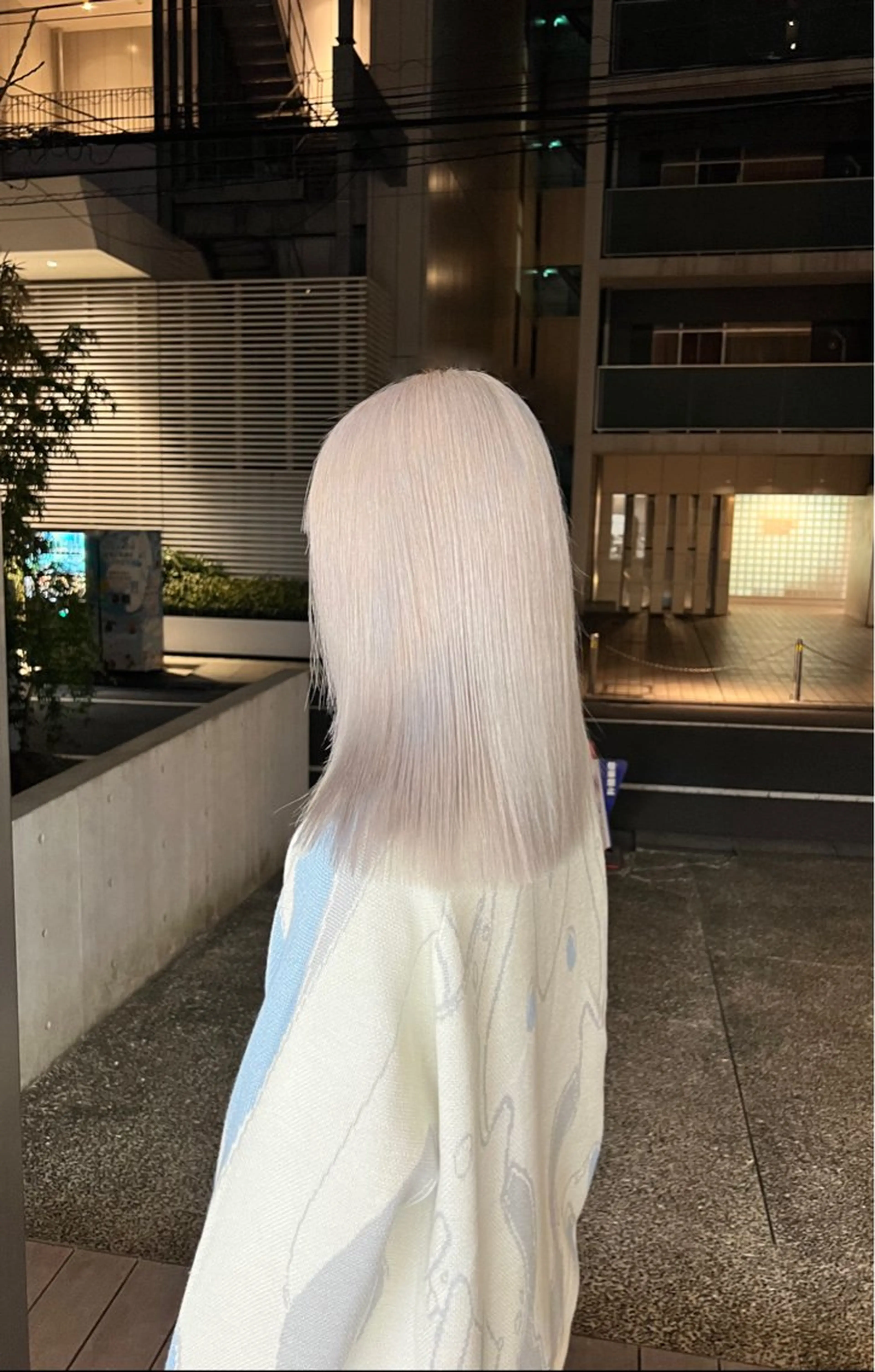 セミロング カラー シルバー ホワイトシルバー カット ヘアカラー ムラ修正💎 艶髪ハイトーン💎のヘアスタイル