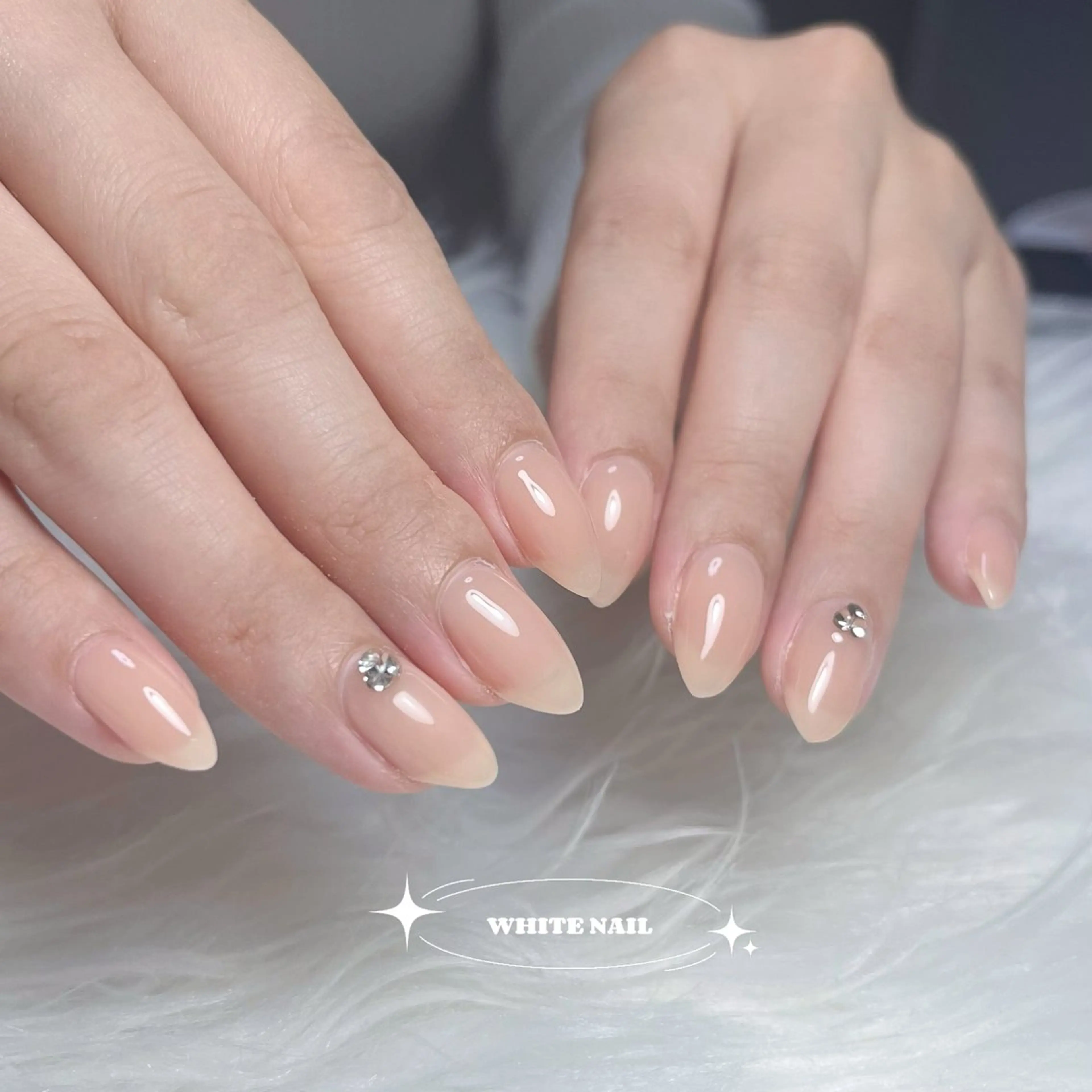 (オフあり)SNS大人気《ワンカラーorグラデ+小ストーン10個》の写真