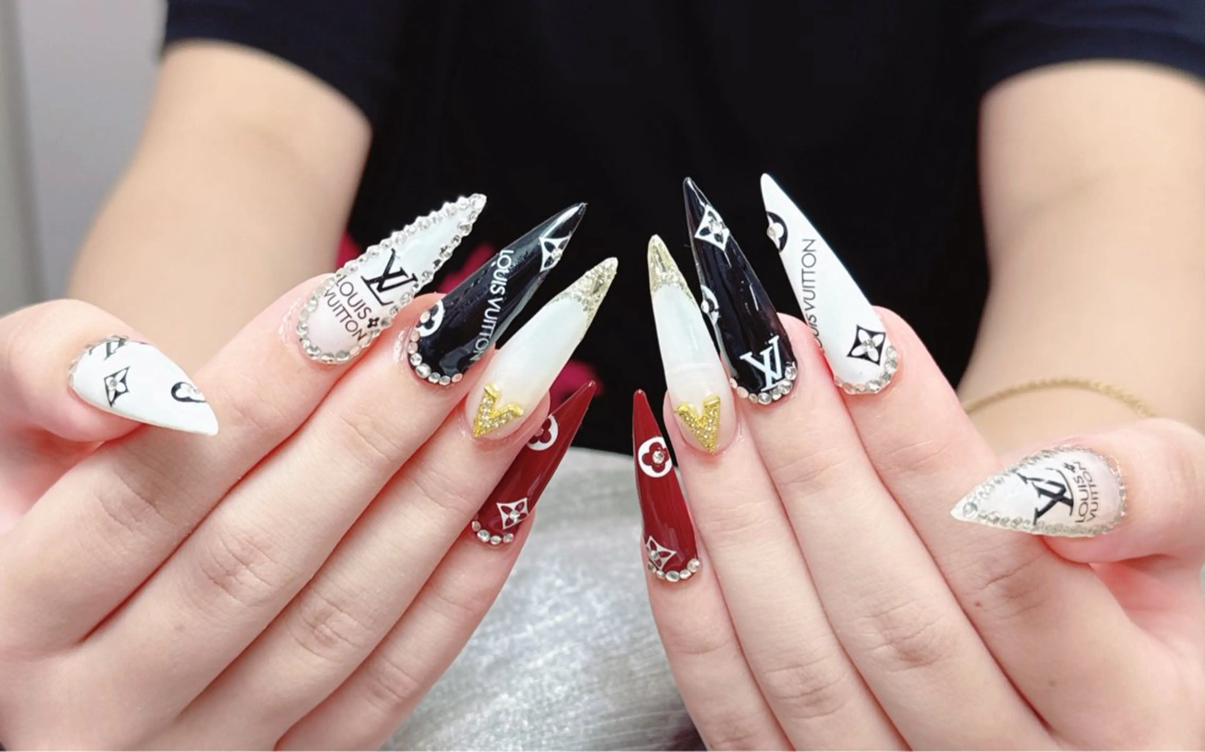 ロング ハンドネイル NOA NAILのネイルデザイン