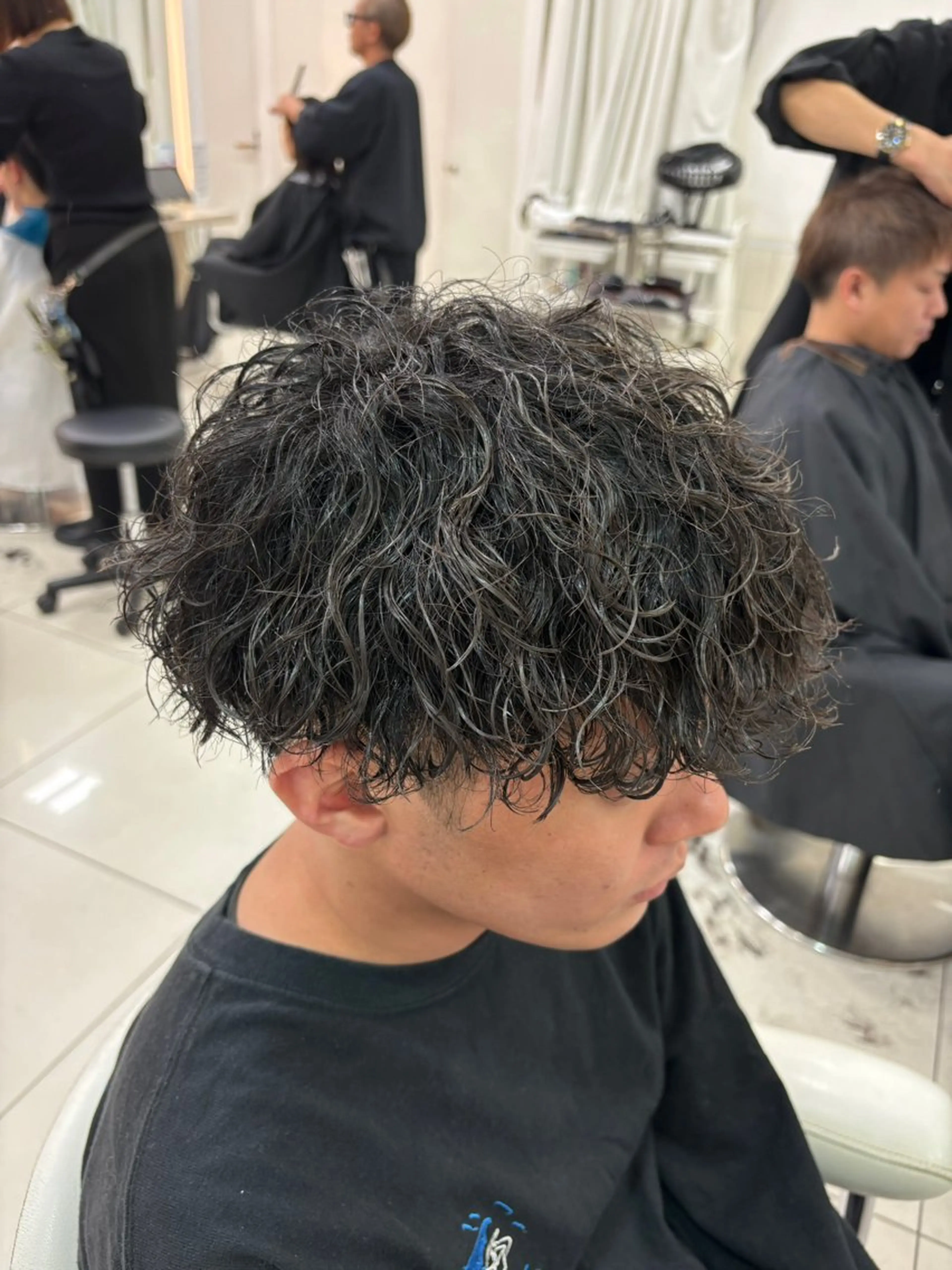 ミディアム パーマ メンズ ミディアムパーマ センターパート フェードカット フェザーパーマ カルマパーマ カット パーマ トリートメント 髪質改善/艶カラー/ メンズパーマ/鈴木のヘアスタイル