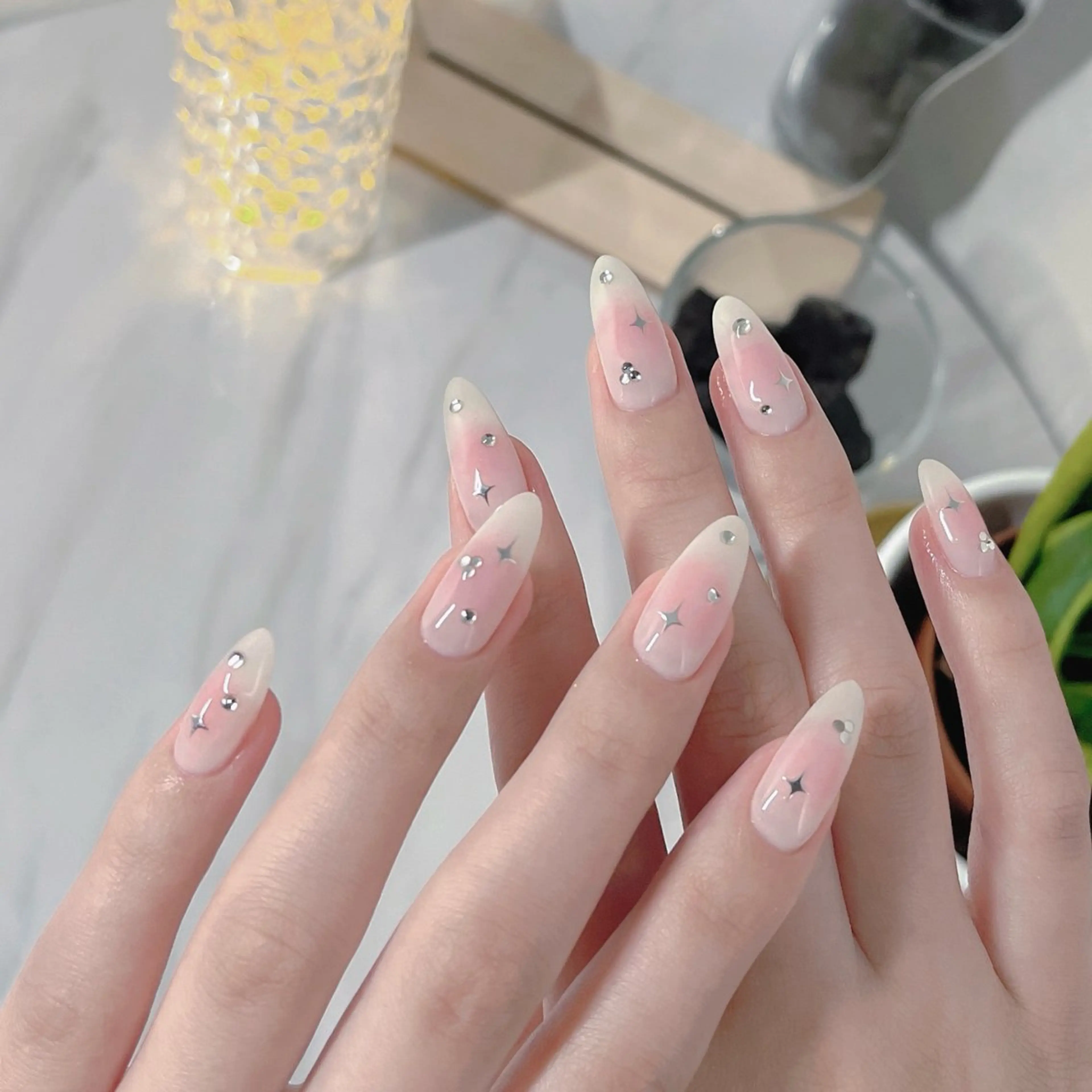 ネイル フットネイル フレンチネイル ジェルネイル ラメ(グリッター) ラメグラデーション ハンドネイル NEO Beauty Salon所属・𝐍𝐄𝐎 𝐉𝐔𝐑𝐈のネイルデザイン