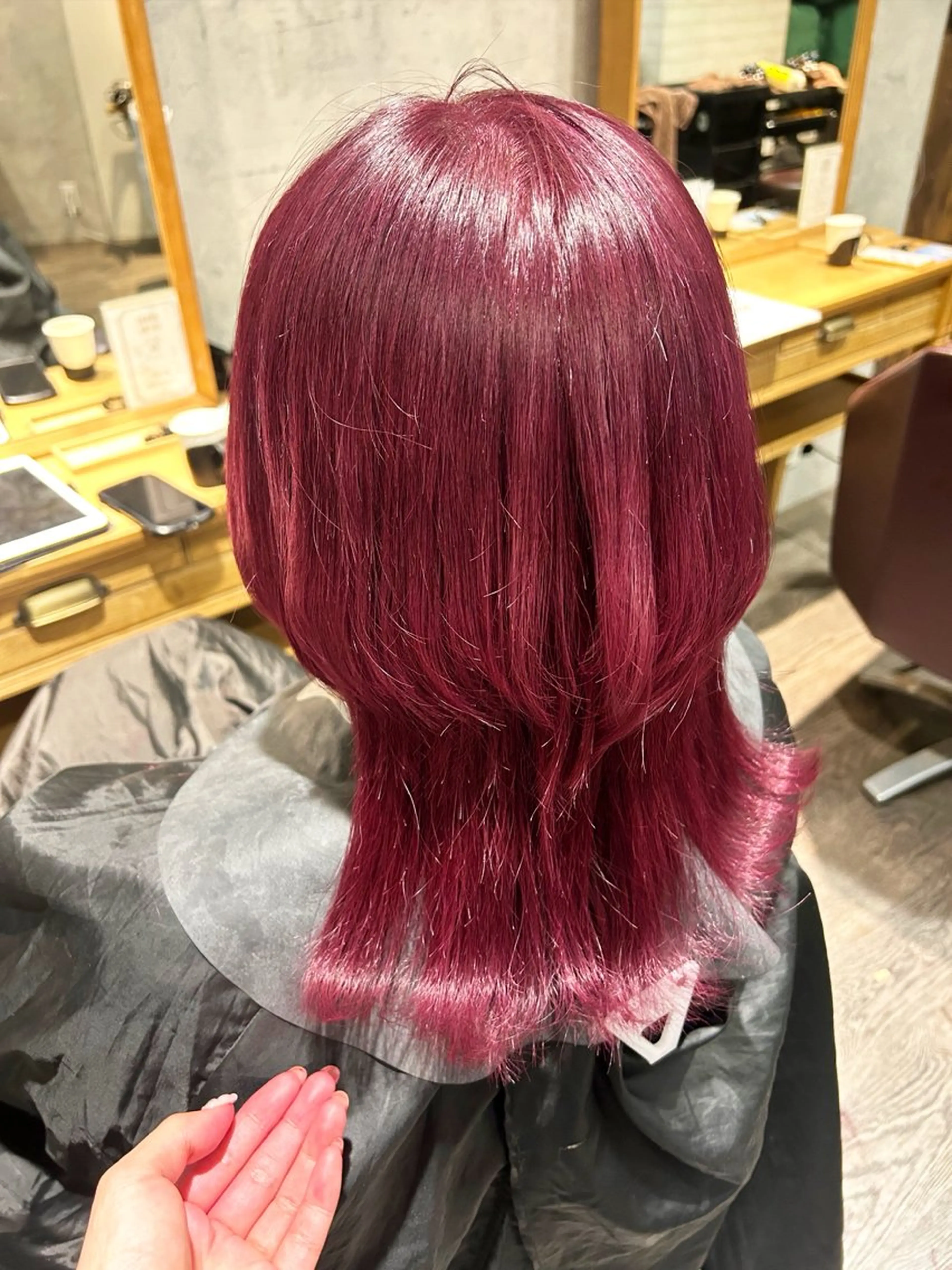 ミディアム カラー カシス レッドカラー ウルフカット ヘアカラー トリートメント パーソナルカラー 診断🍀マリンのヘアスタイル