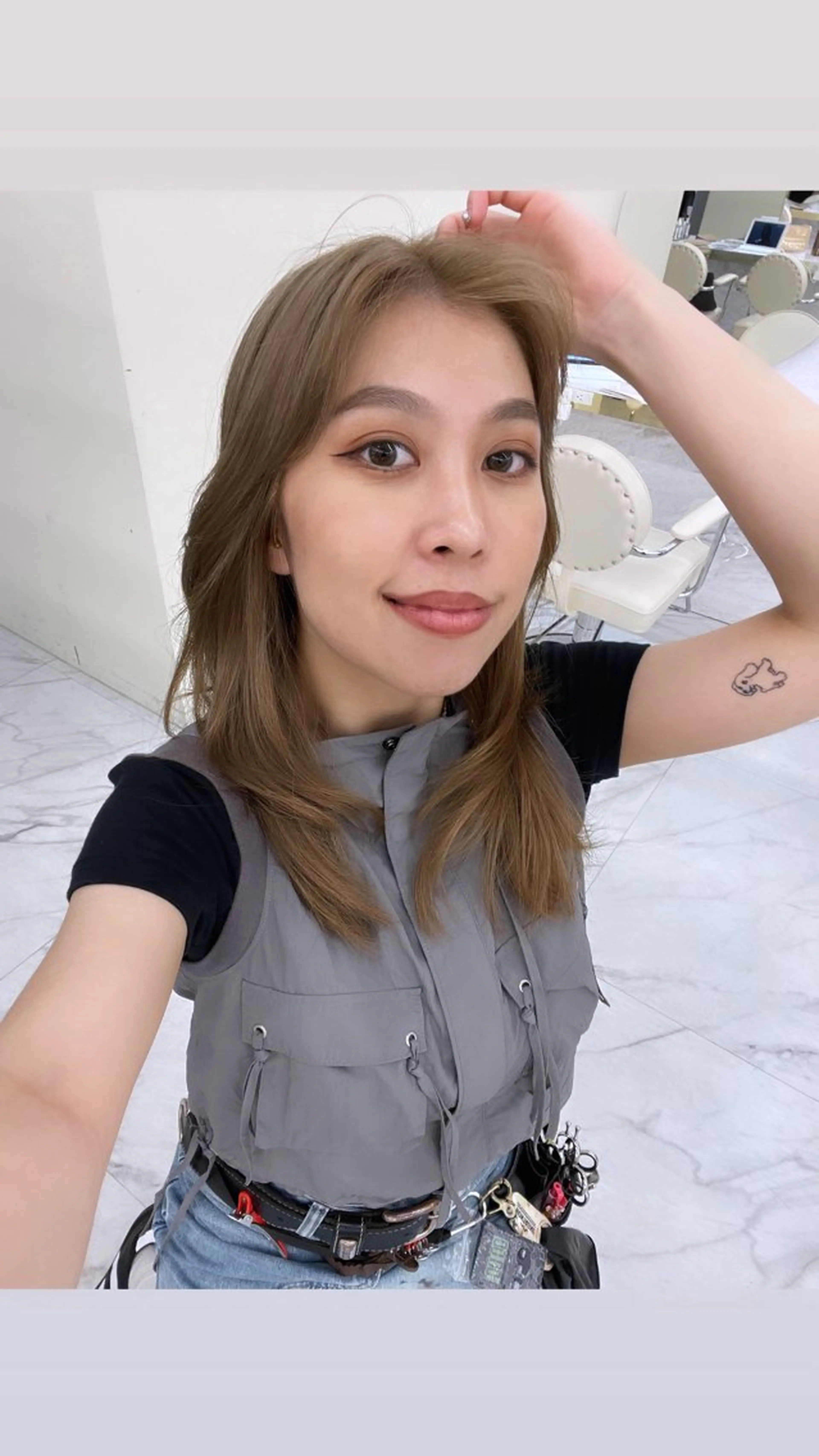 セミロング カラー アッシュ ベージュカラー ブリーチ 透明感カラー ダブルカラー カット レイヤー /髪質改善/ariのヘアスタイル