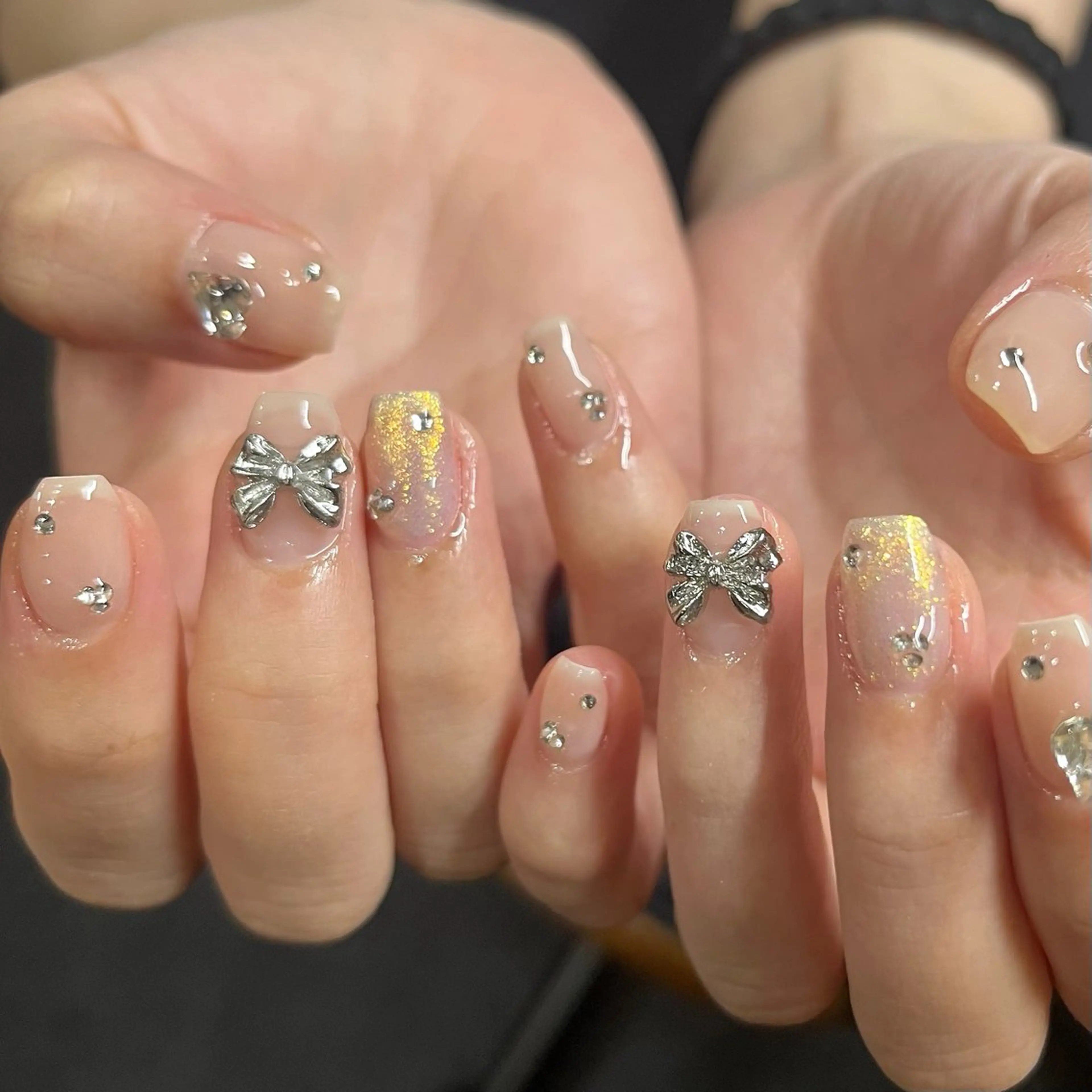 ネイル ゴールド グラデーション キラキラネイル ピンク ピンクベージュ ハンドネイル ハンドケア 🎀NAIL🎀 AI🪄︎︎◝✩のネイルデザイン