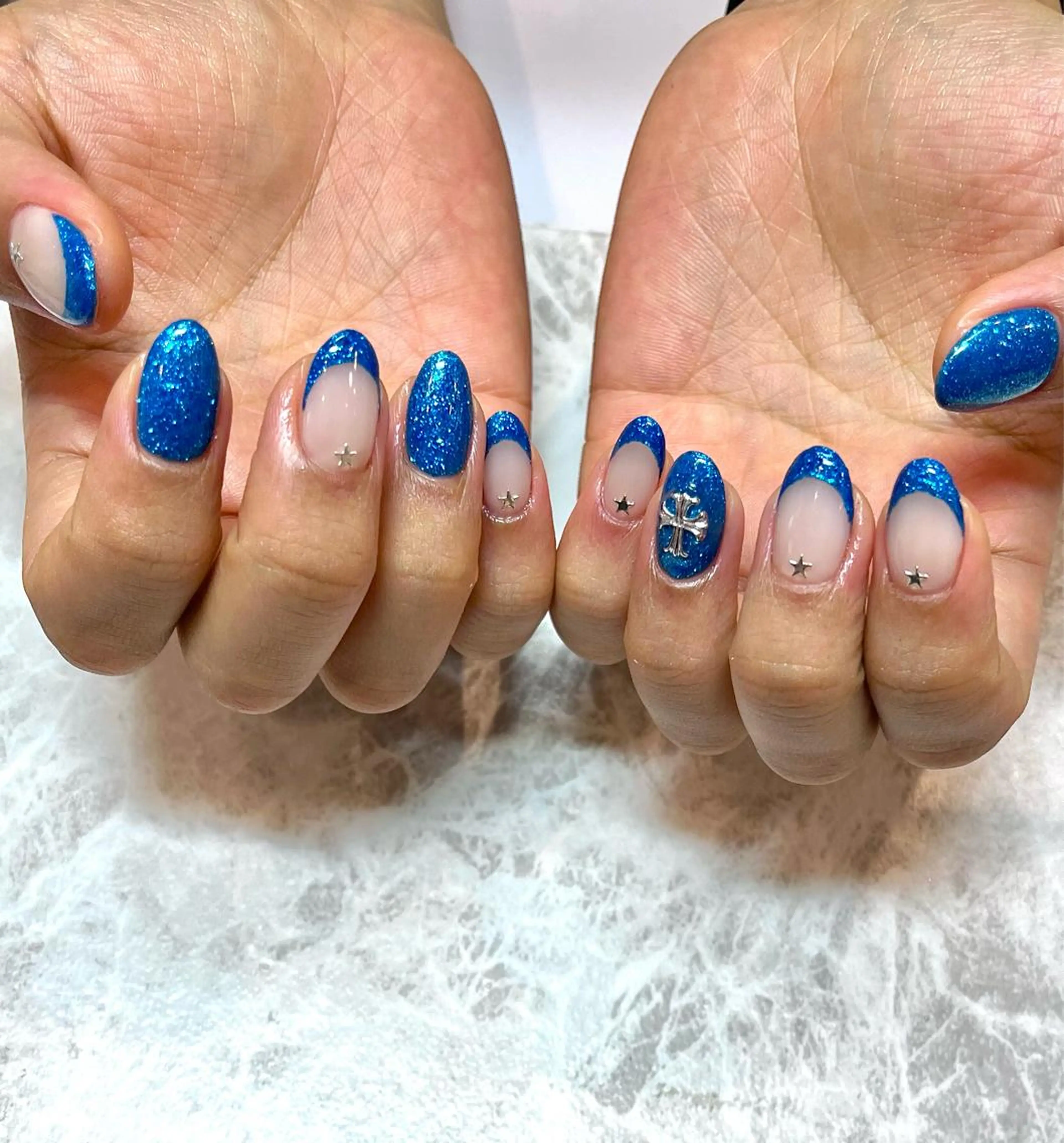 ネイル ブルー フレンチネイル キラキラネイル ラメ(グリッター) 冬ネイル ハンドネイル フットネイル para ☀︎ sol by BECK所属・Para Sol nail　Maoのネイルデザイン
