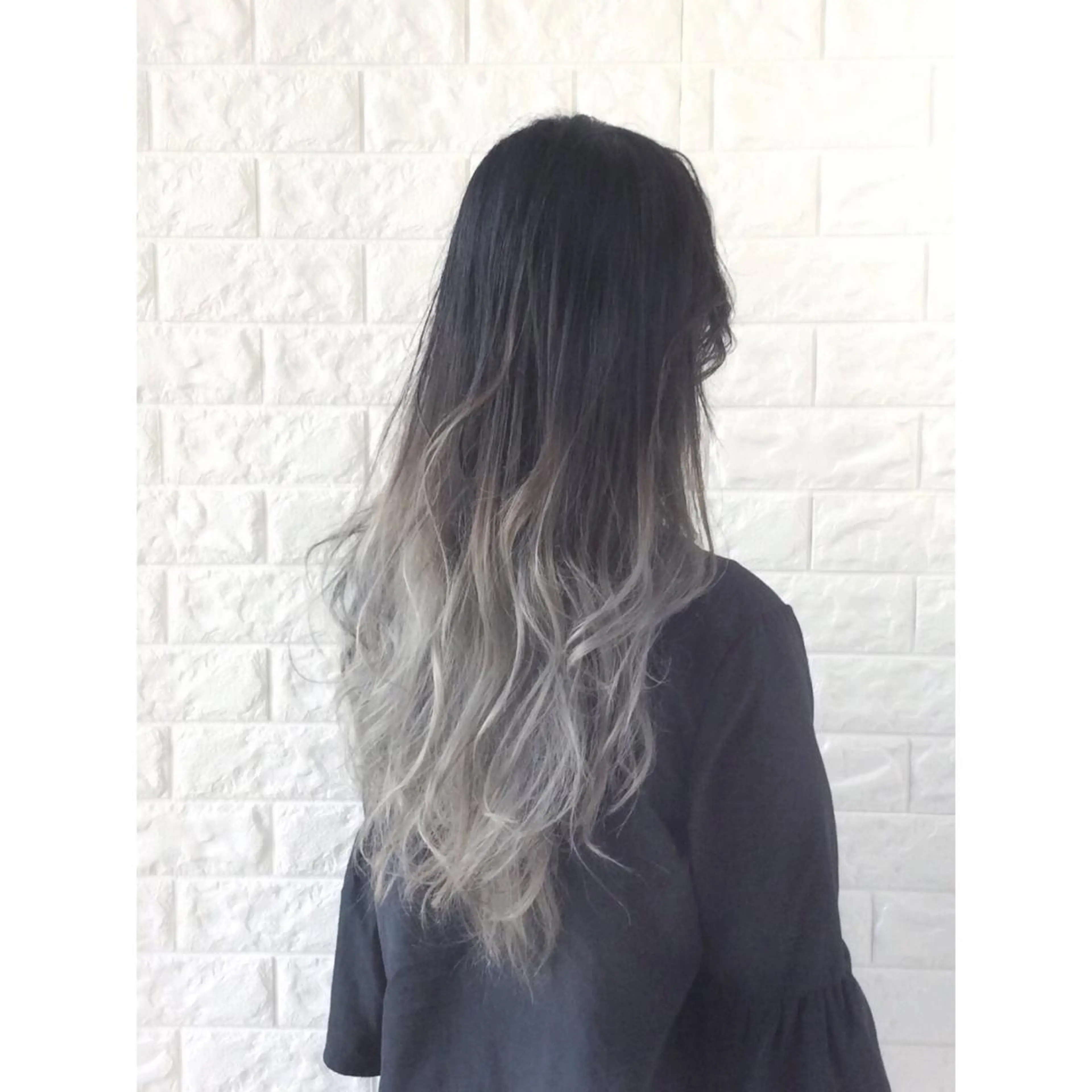 セミロング カラー 黒髪 グラデーションカラー シルバー ホワイトシルバー KIZU 髪質改善 オカルト怪談のヘアスタイル