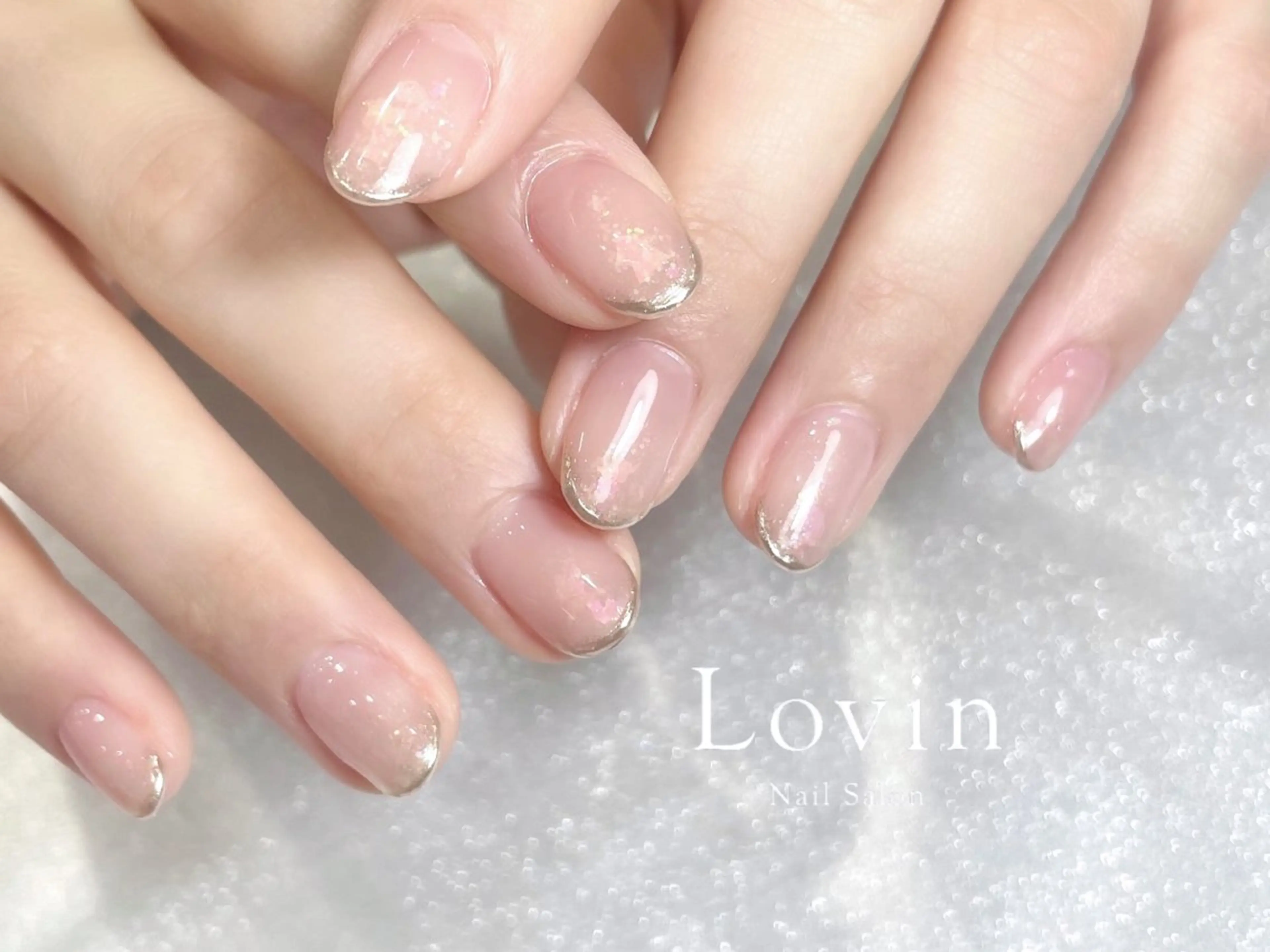 ネイル オーロラネイル ジェルネイル ラメ(グリッター) ニュアンスネイル オフィスネイル パラジェルプレミアムサロン nail care &spa Lovin［ラヴィン］所属・Azegami Minaのネイルデザイン