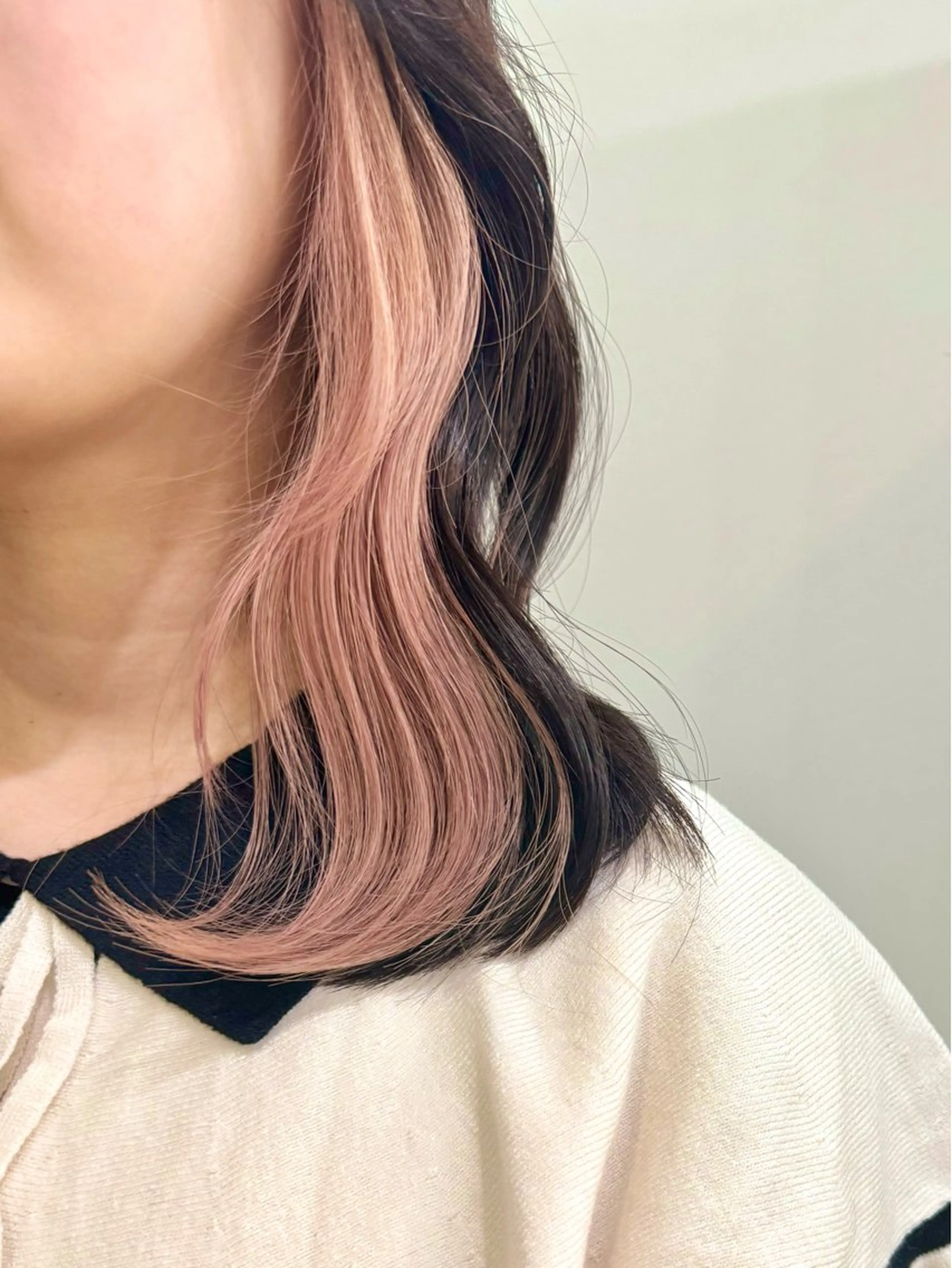 ミディアム カラー ベージュカラー ピンクカラー ピンクベージュ ヘアカラー 切りっぱなしボブ/ ブリーチカラー/大塚のヘアスタイル