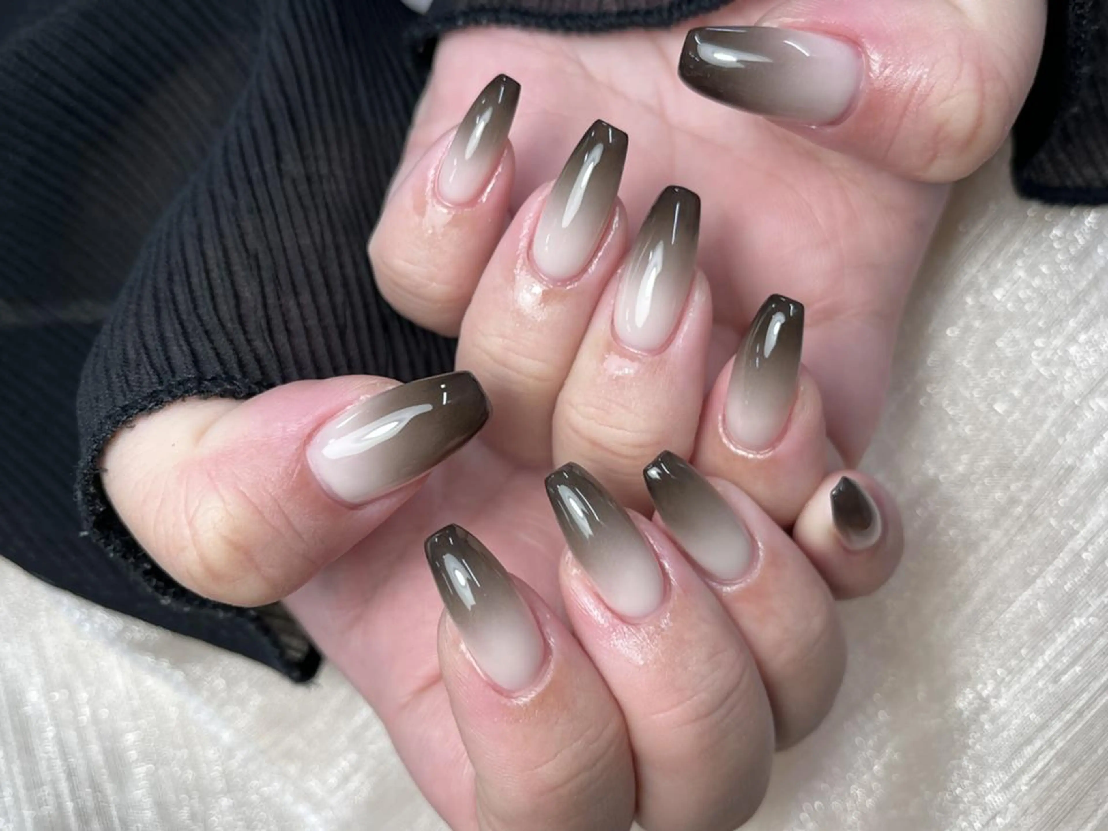 ネイル ブラウン グラデーション オフィスネイル シンプルネイル ハンドネイル ハンドケア ToliyDeliy Nail Salonのネイルデザイン