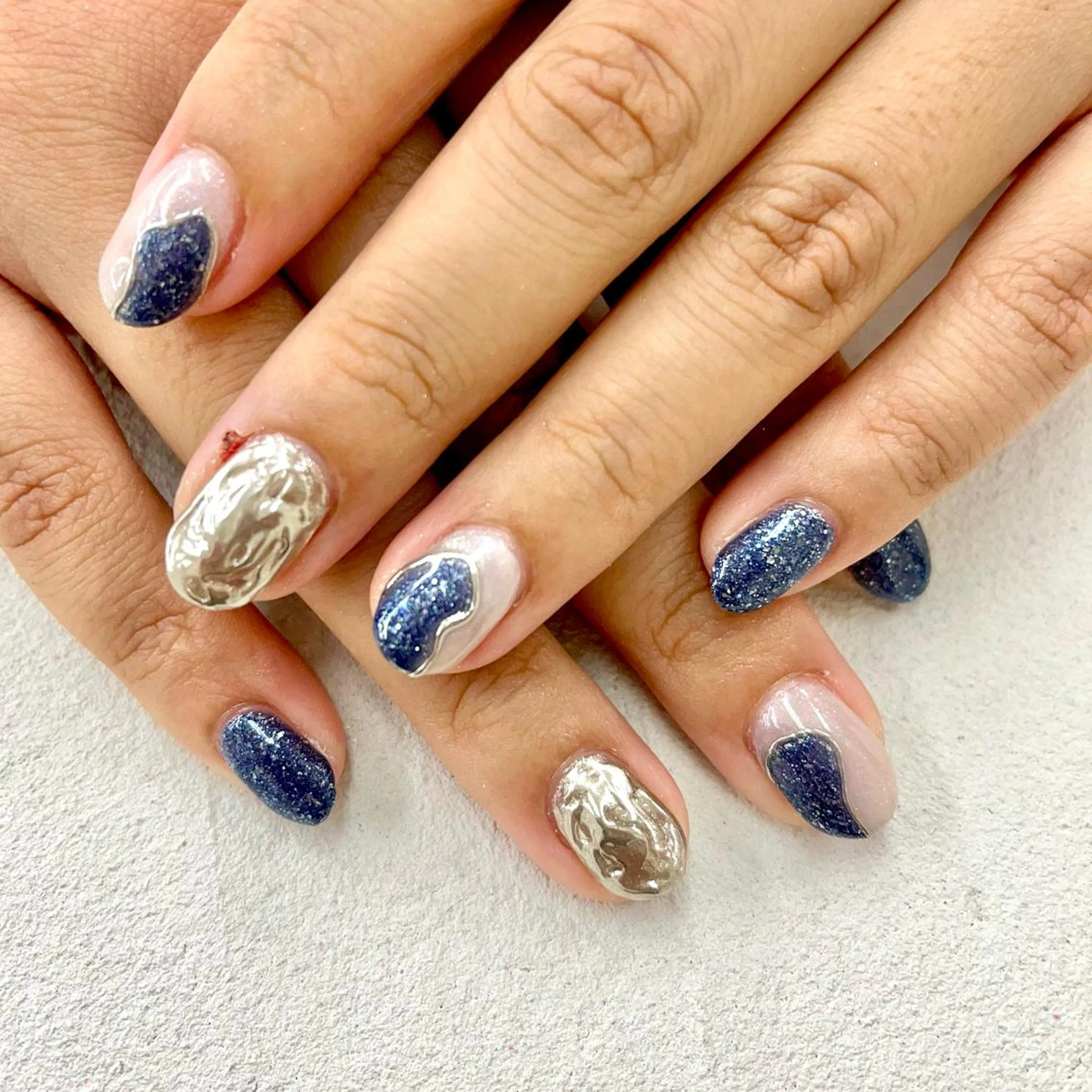ネイル ブルー ニュアンスネイル シルバー One’Ness所属・One’Ness Nana🤍のネイルデザイン