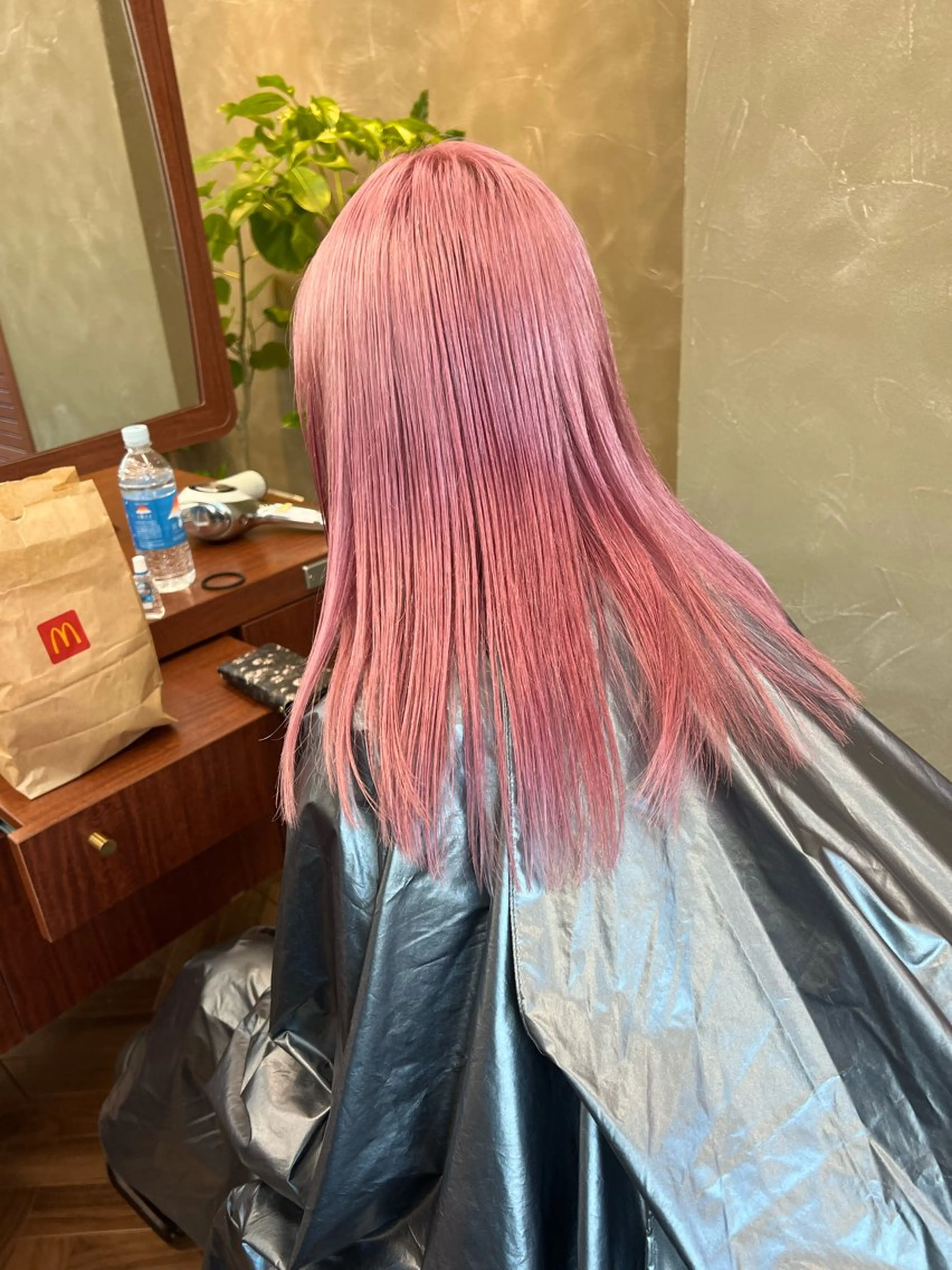 ミディアム カラー ブリーチ ブロンド ケアブリーチ 透明感カラー ダブルカラー ヘアカラー トリートメント ヘアセット ニュアンスレイヤー ハイトーンカラーのヘアスタイル