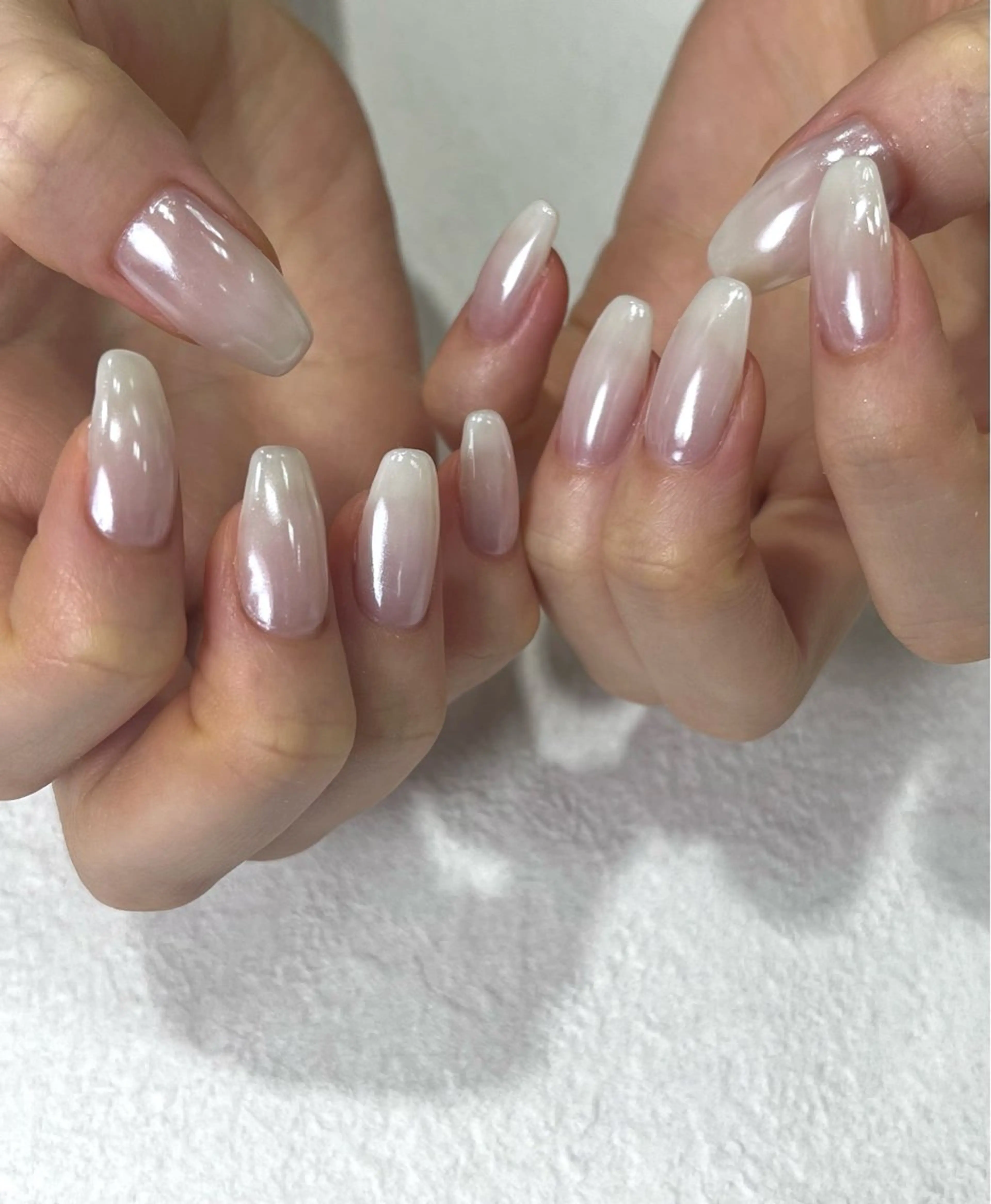 ネイル オーロラネイル グラデーション 韓国ネイル シンプルネイル ホワイト ハンドネイル para ☀︎ sol by BECK所属・Para Sol nail　Maoのネイルデザイン