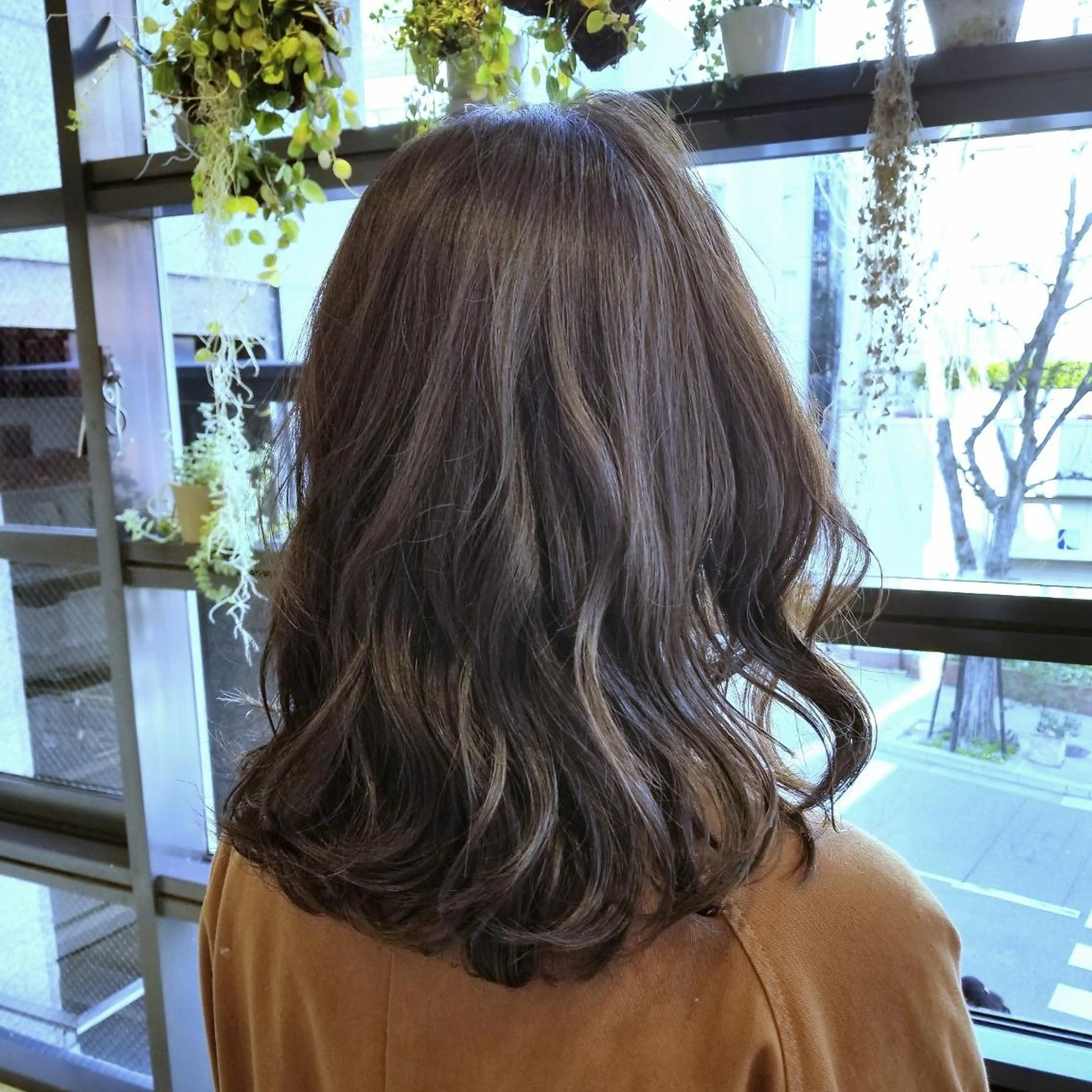 ミディアム カラー ヘアアレンジ アッシュ ブリーチ See by merのマツエク・マツパデザイン