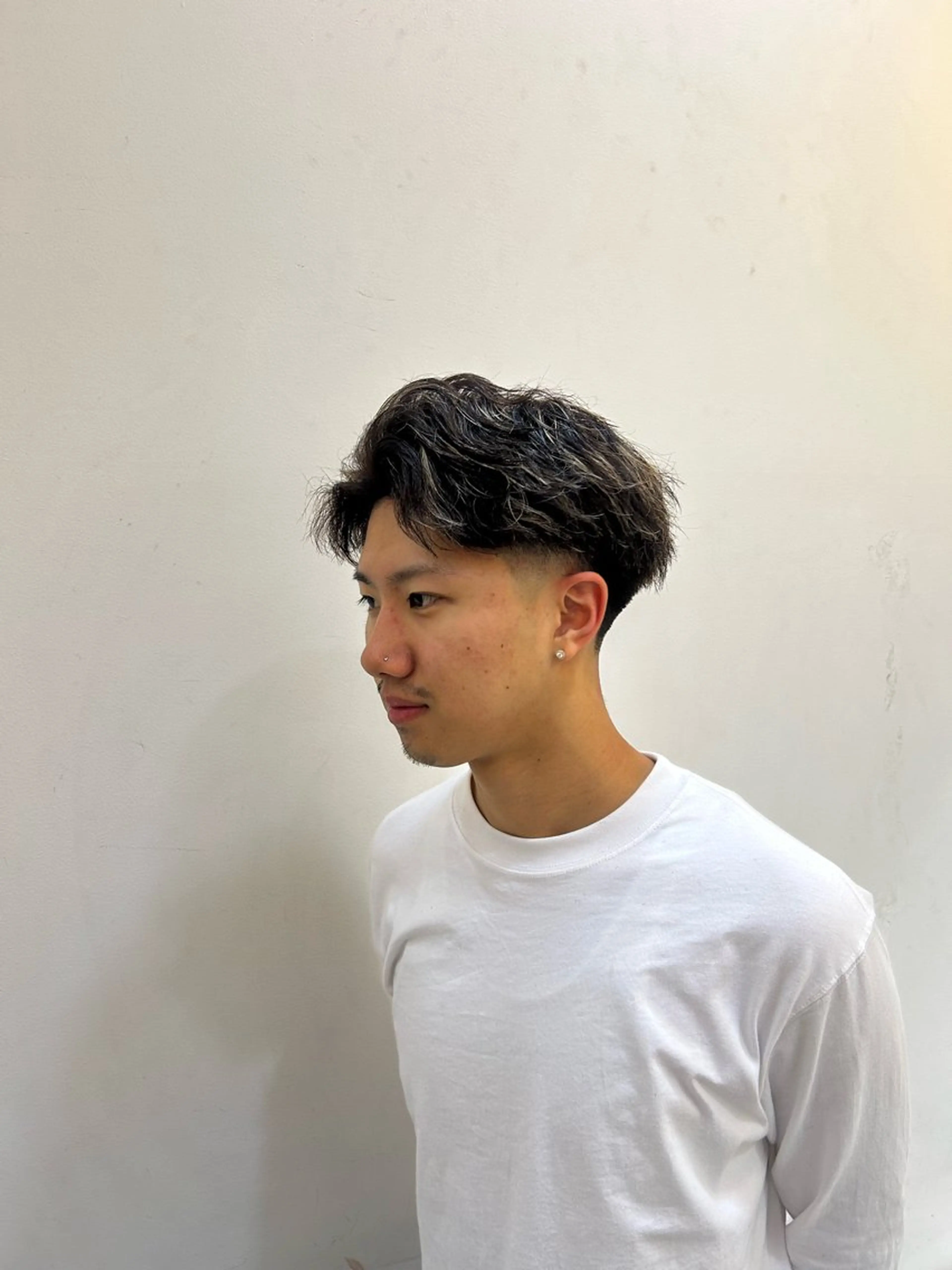 ショート カラー メンズ フェードカット メンズハイライト メンズメッシュ ハイライトカラー メッシュ カット ヘアカラー メンズパーマ/ ハイライト　Tumのヘアスタイル