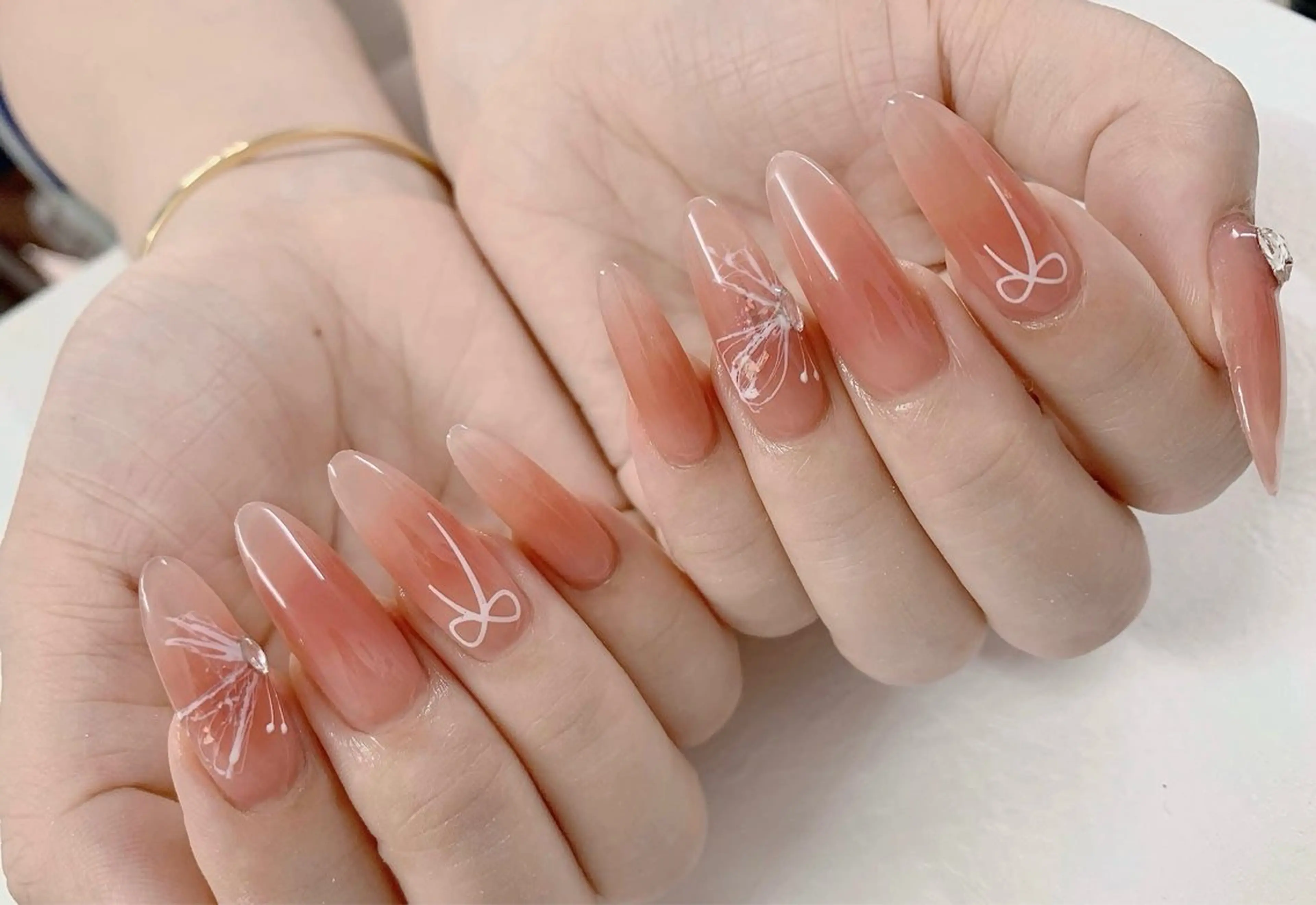 ネイル 長さ出し フレンチネイル ジェルネイル ガラスフレンチ 韓国ネイル ハンドネイル Minette nail所属・Minette nailHuongのネイルデザイン