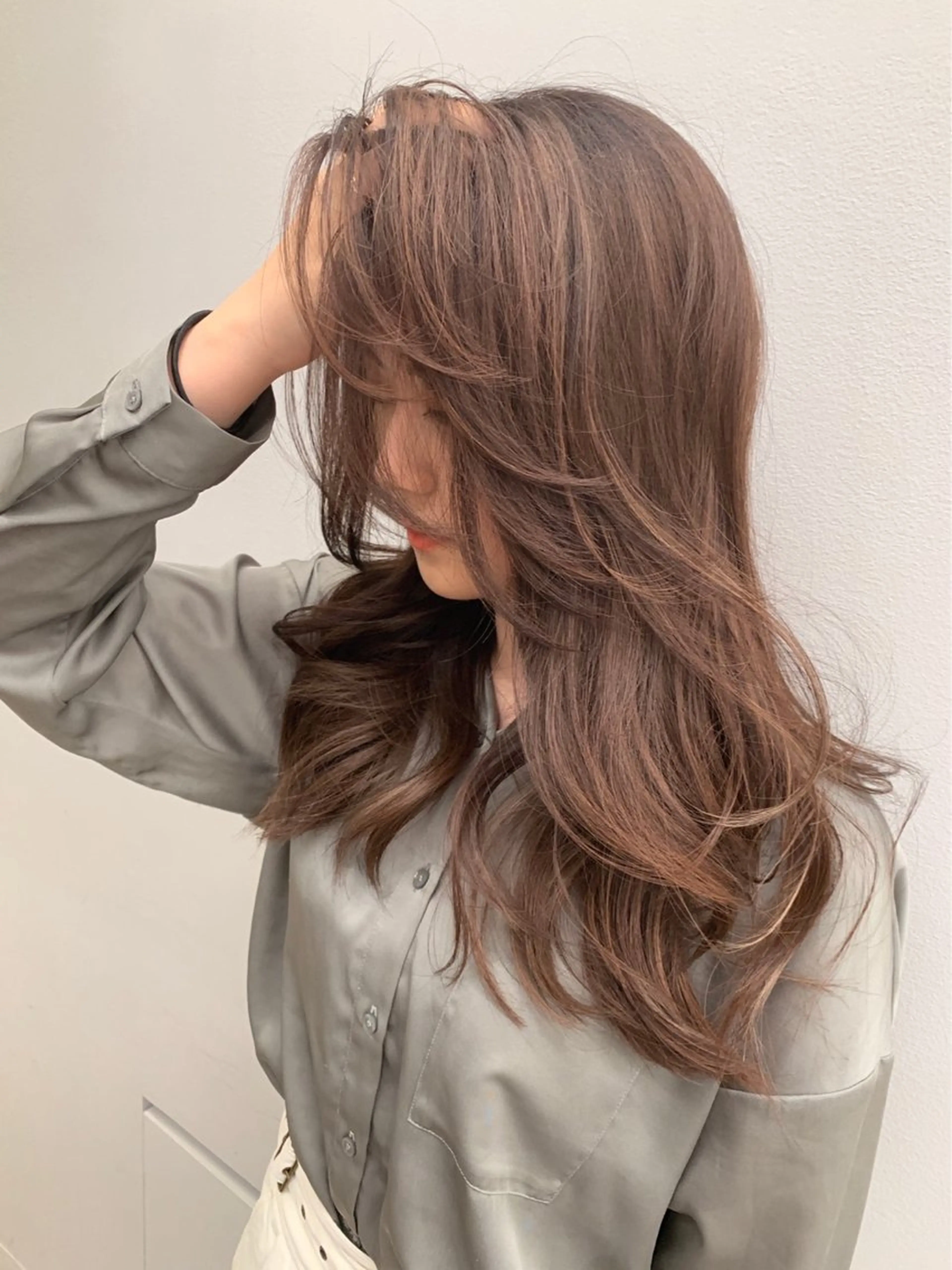 ミディアム カラー ヘアアレンジ ベージュカラー オリーブベージュ 艶カラー/アイドル 前髪/内藤　輝のヘアスタイル