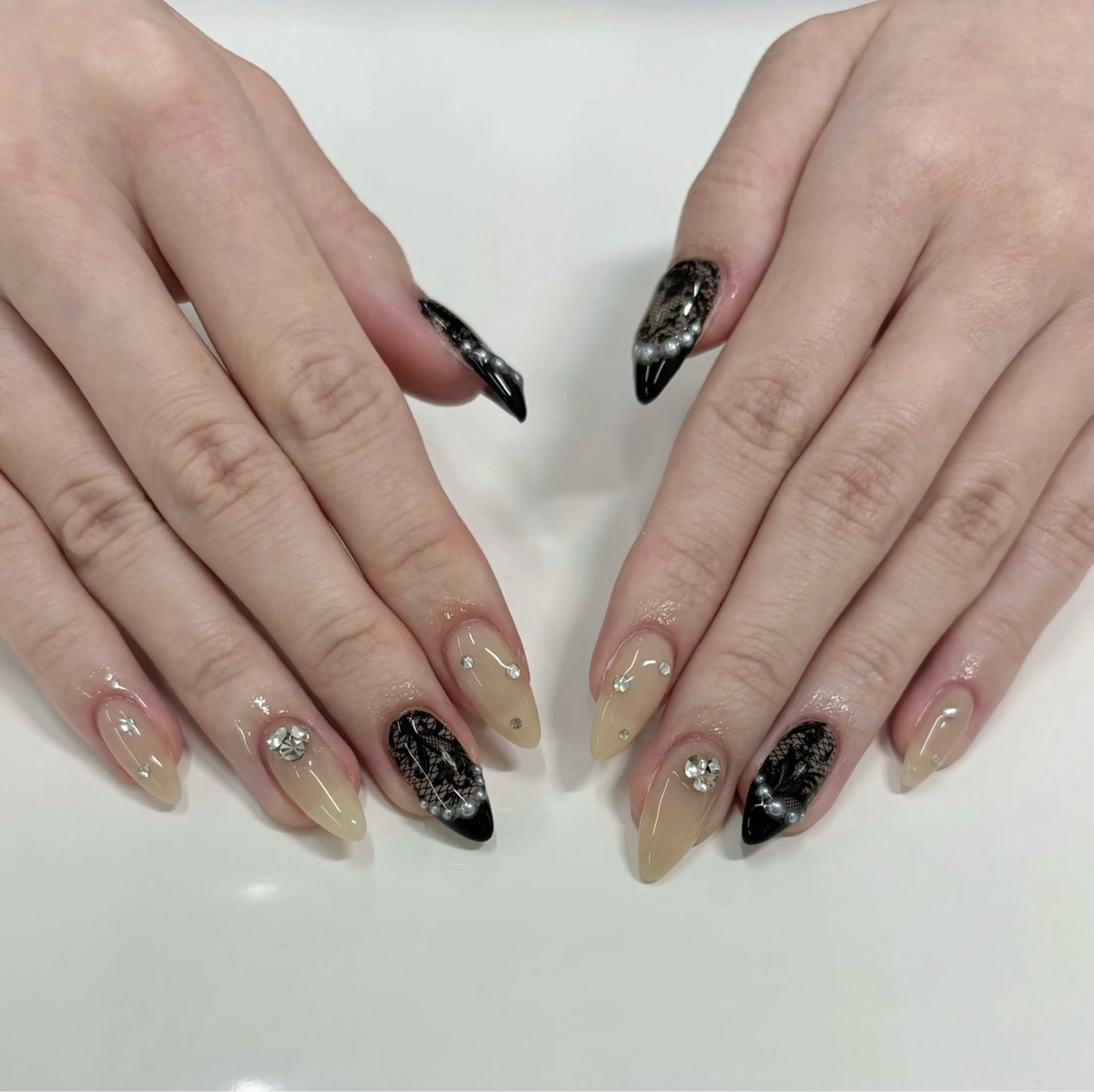 ネイル レース ハンドネイル 秋元 琴音のネイルデザイン