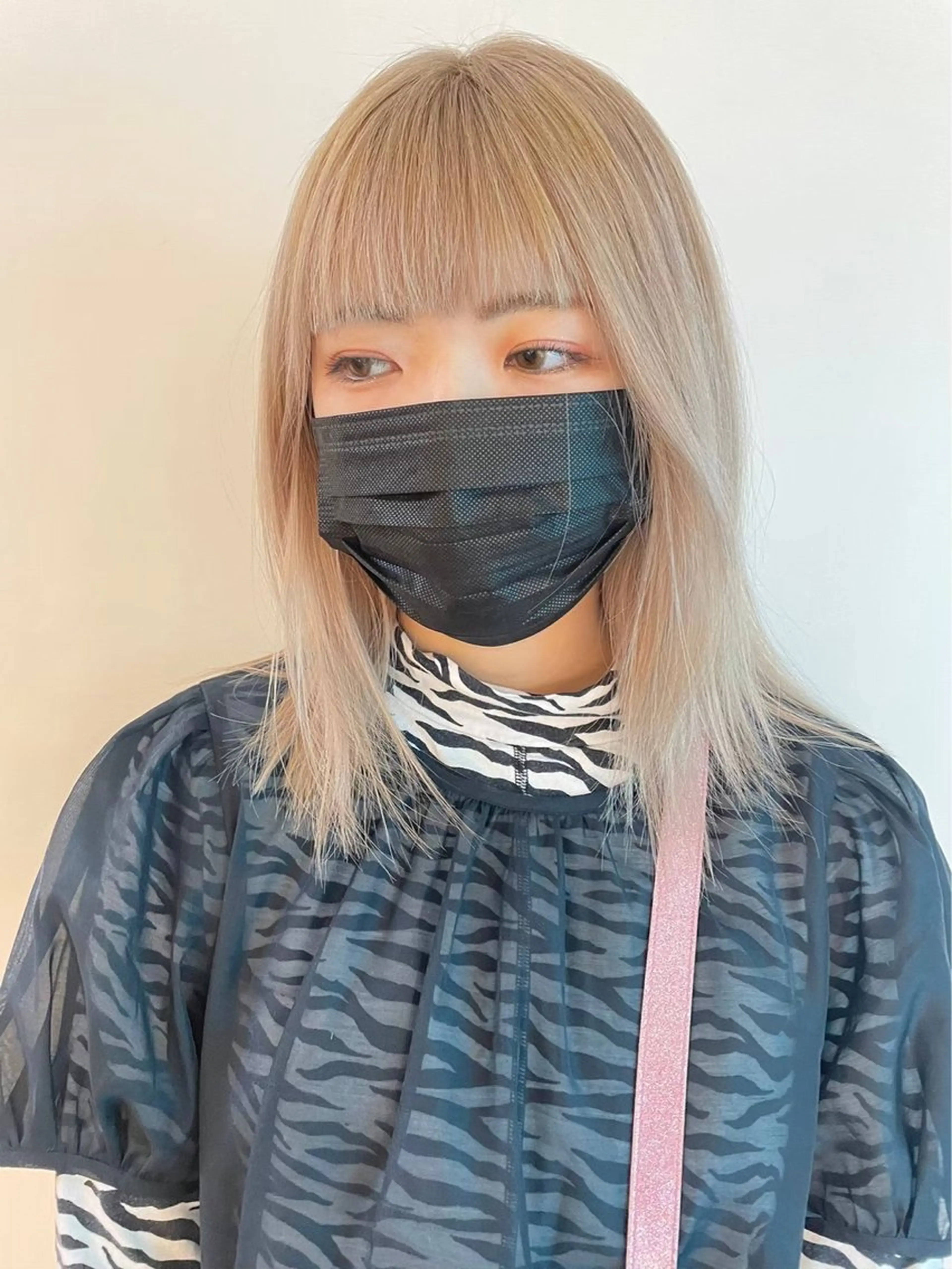 セミロング カラー ブリーチ ケアブリーチ 透明感カラー デザインカラー ダブルカラー ヘアカラー トリートメント 艶髪ハイトーン/ AYAKA🌙のヘアスタイル