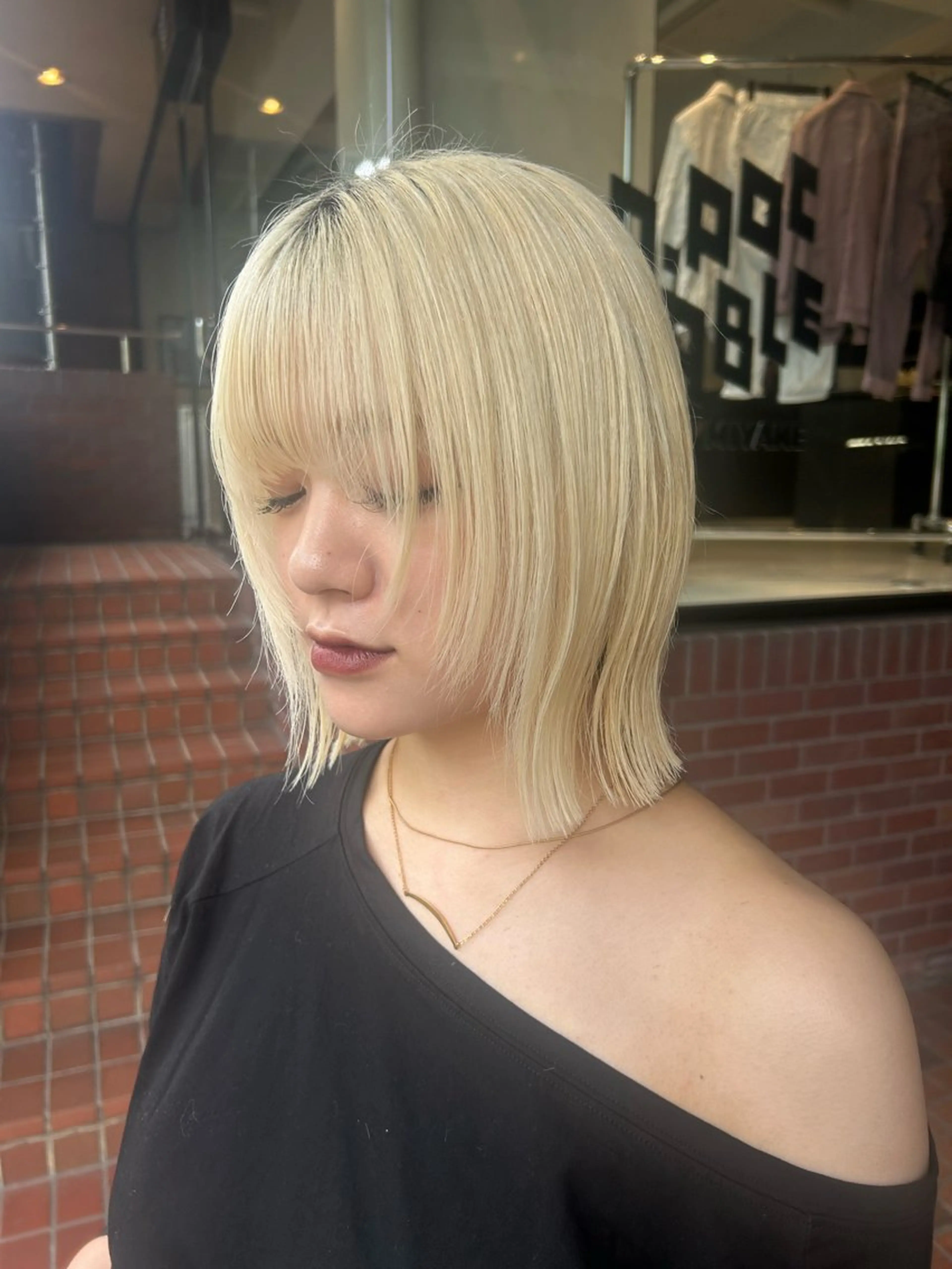 ミディアム カラー ハイトーンカラー ボブ 顔周りカット レイヤーカット 池崎 真菜のヘアスタイル