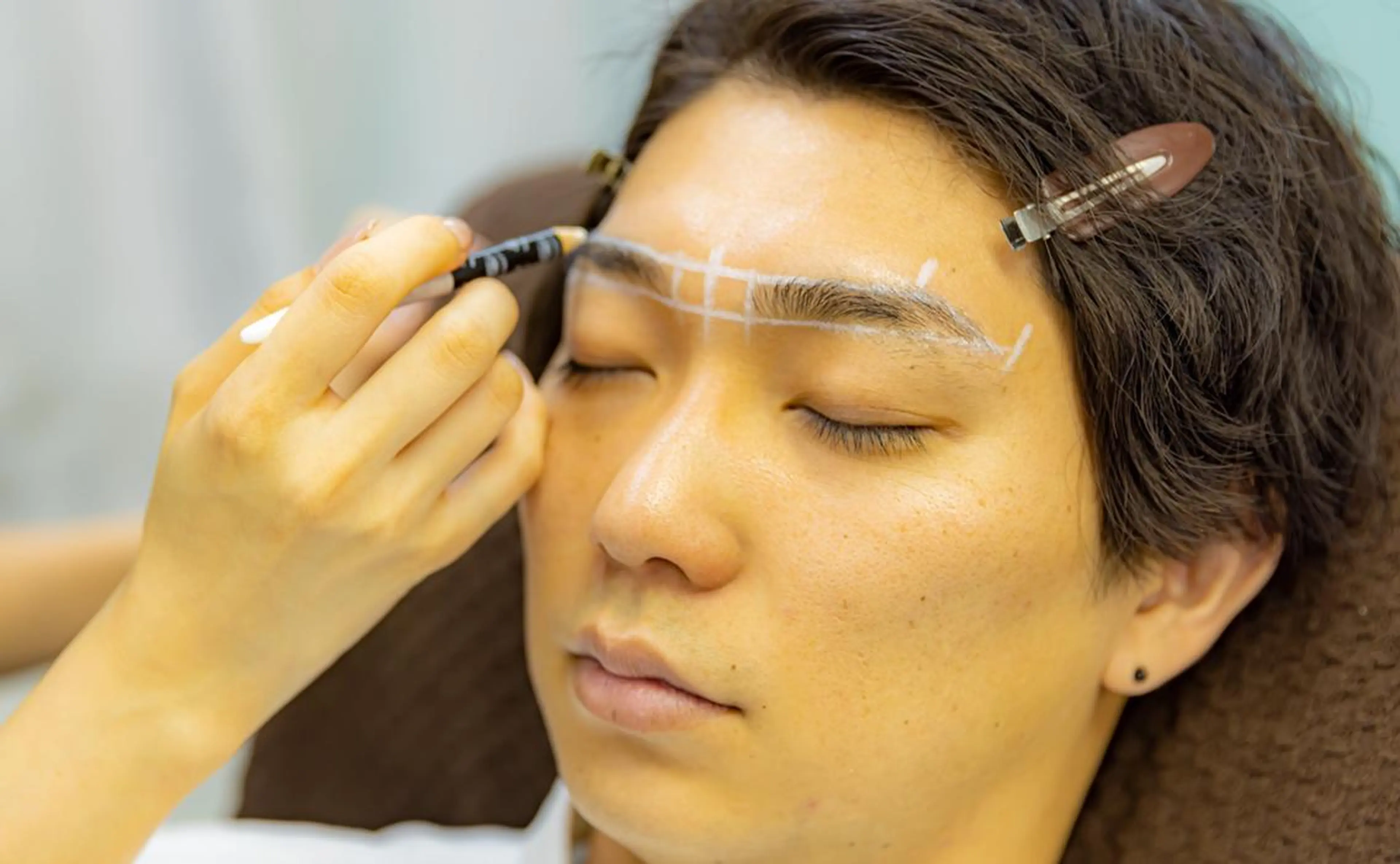人気NO.4 眉毛の王様 美眉メンズアイブロウWAX+鼻毛ワックス 60分 ￥6700の写真