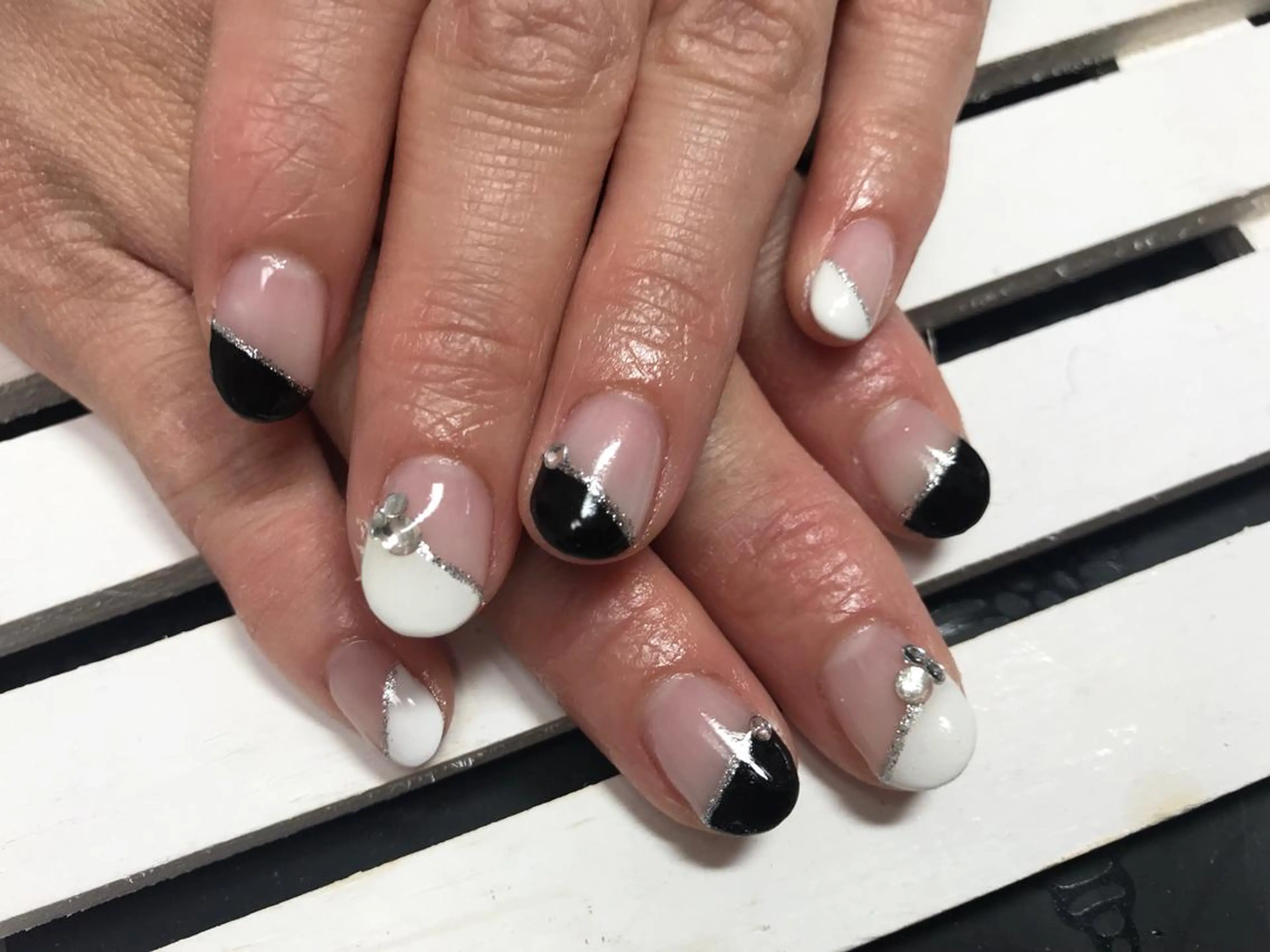 ネイル フレンチネイル nico.nico.mark NAIL所属・小林 梓のエステ・リラクイメージ