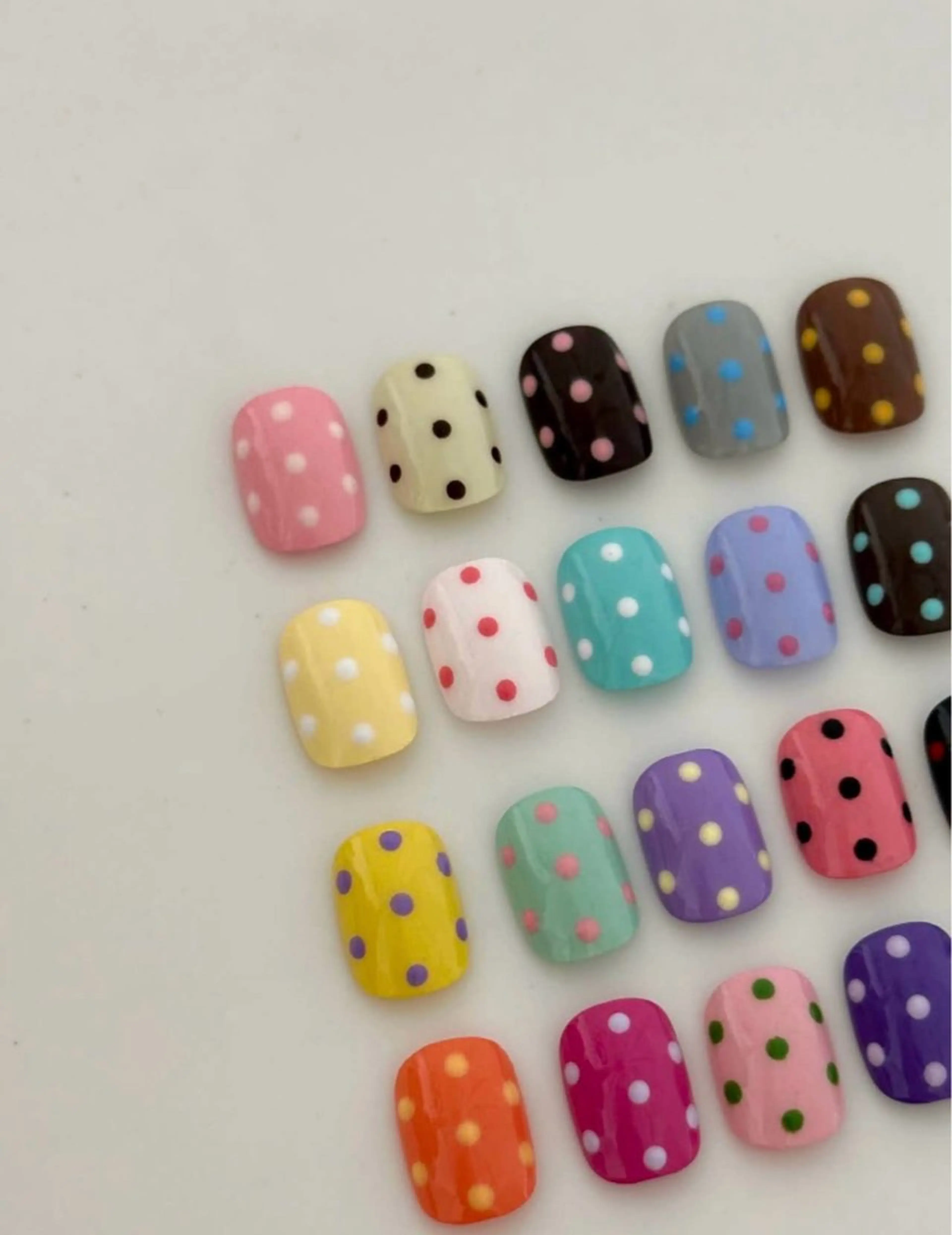 💅 ワンカラー＋ドットデザイン（平日限定）の写真