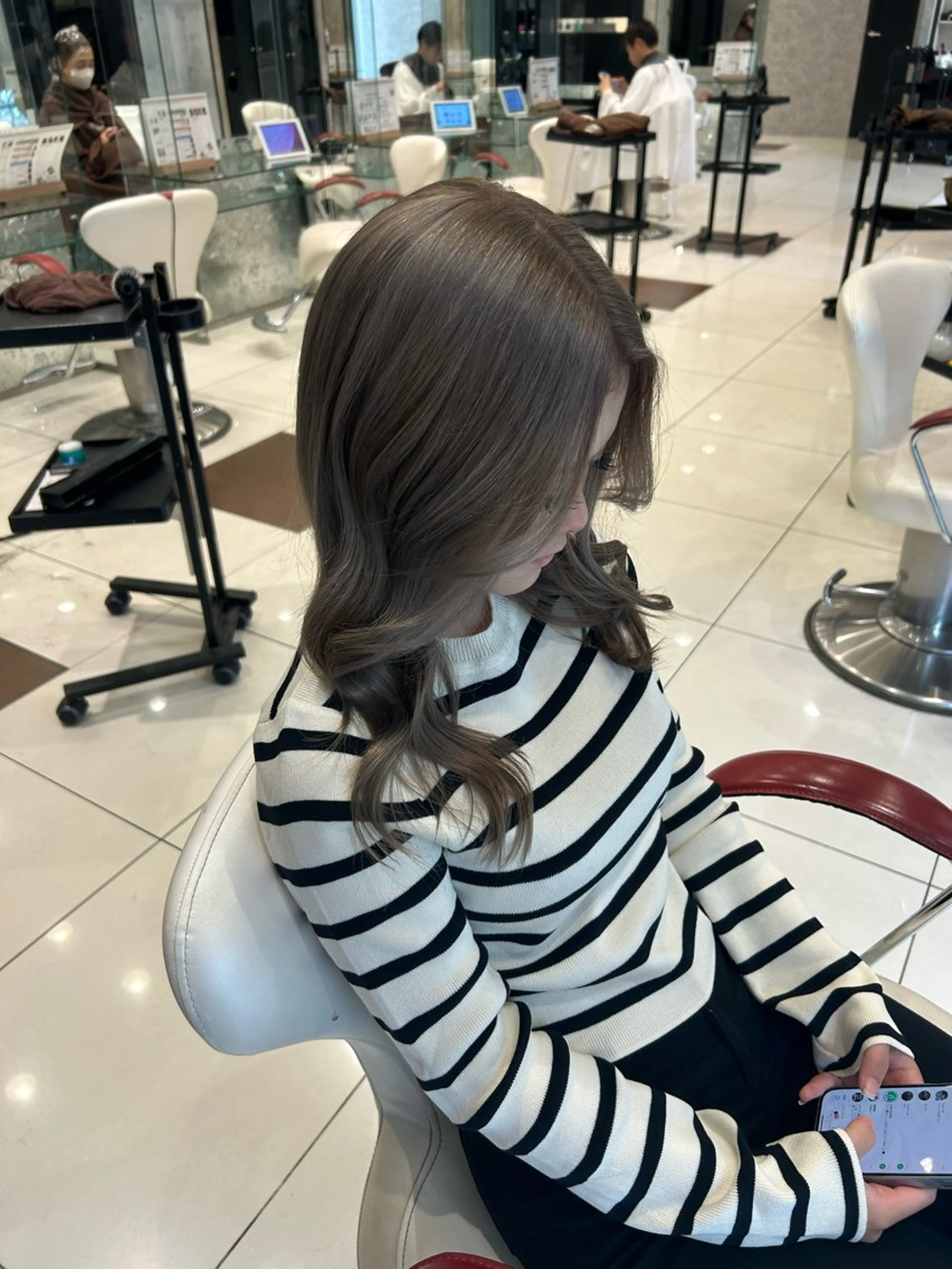 セミロング ハイトーンカラー✨️ Amiのヘアスタイル