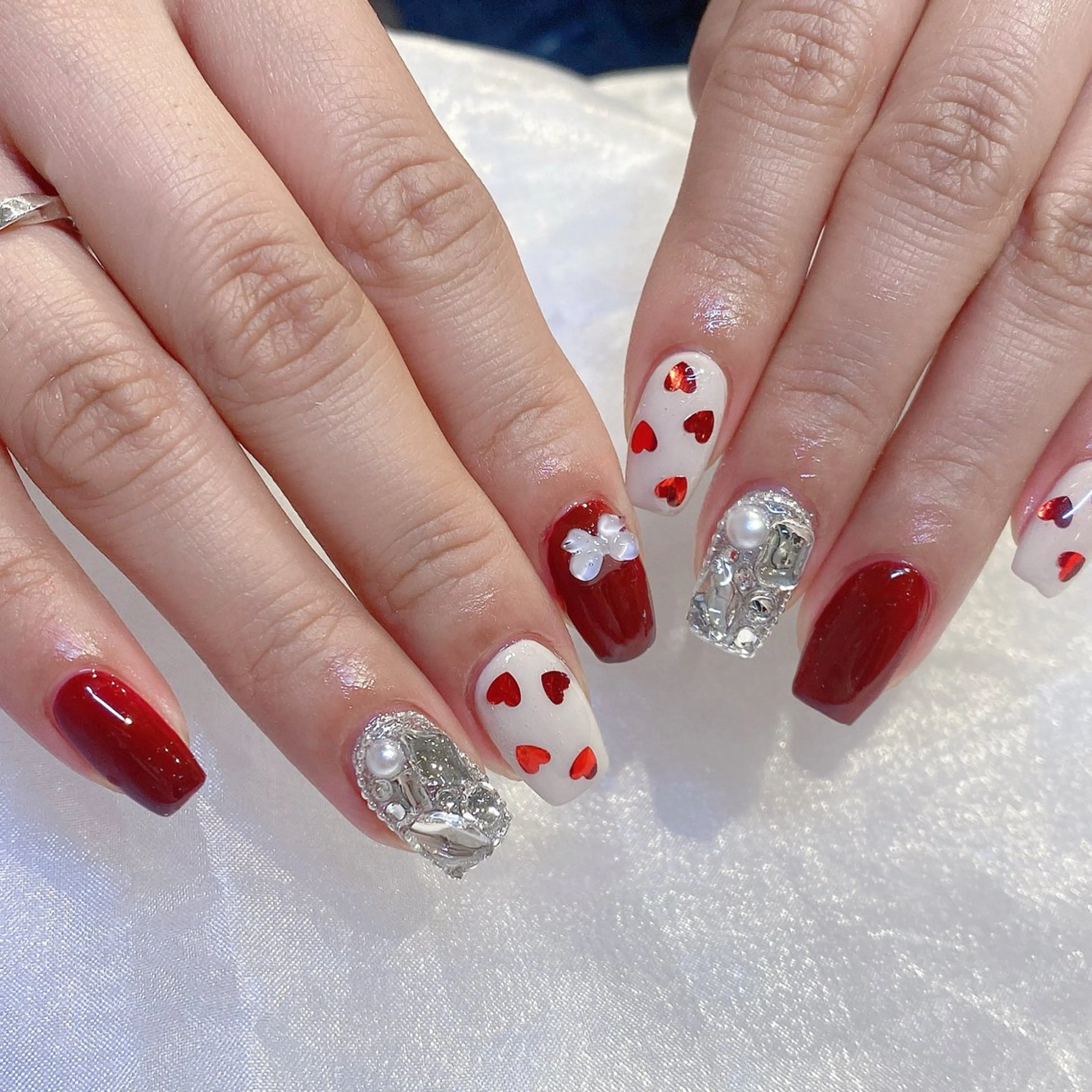 ネイル ガーリー ハート 赤色 ホワイト 冬ネイル ハンドネイル Sayaka 🎀のネイルデザイン
