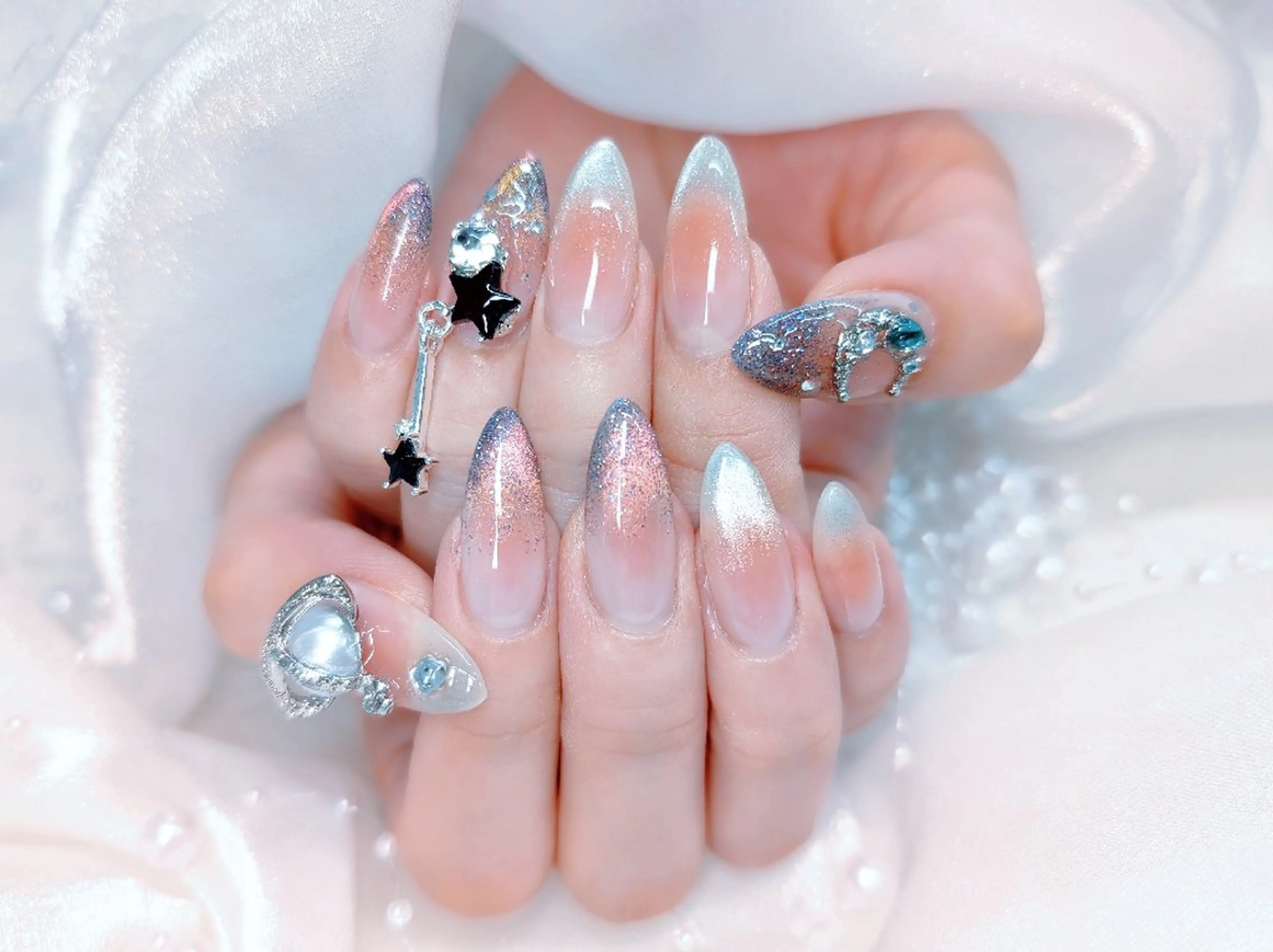 ネイル チークネイル フレンチネイル キラキラネイル マグネットネイル マグネットフレンチ Chouette Nailのネイルデザイン