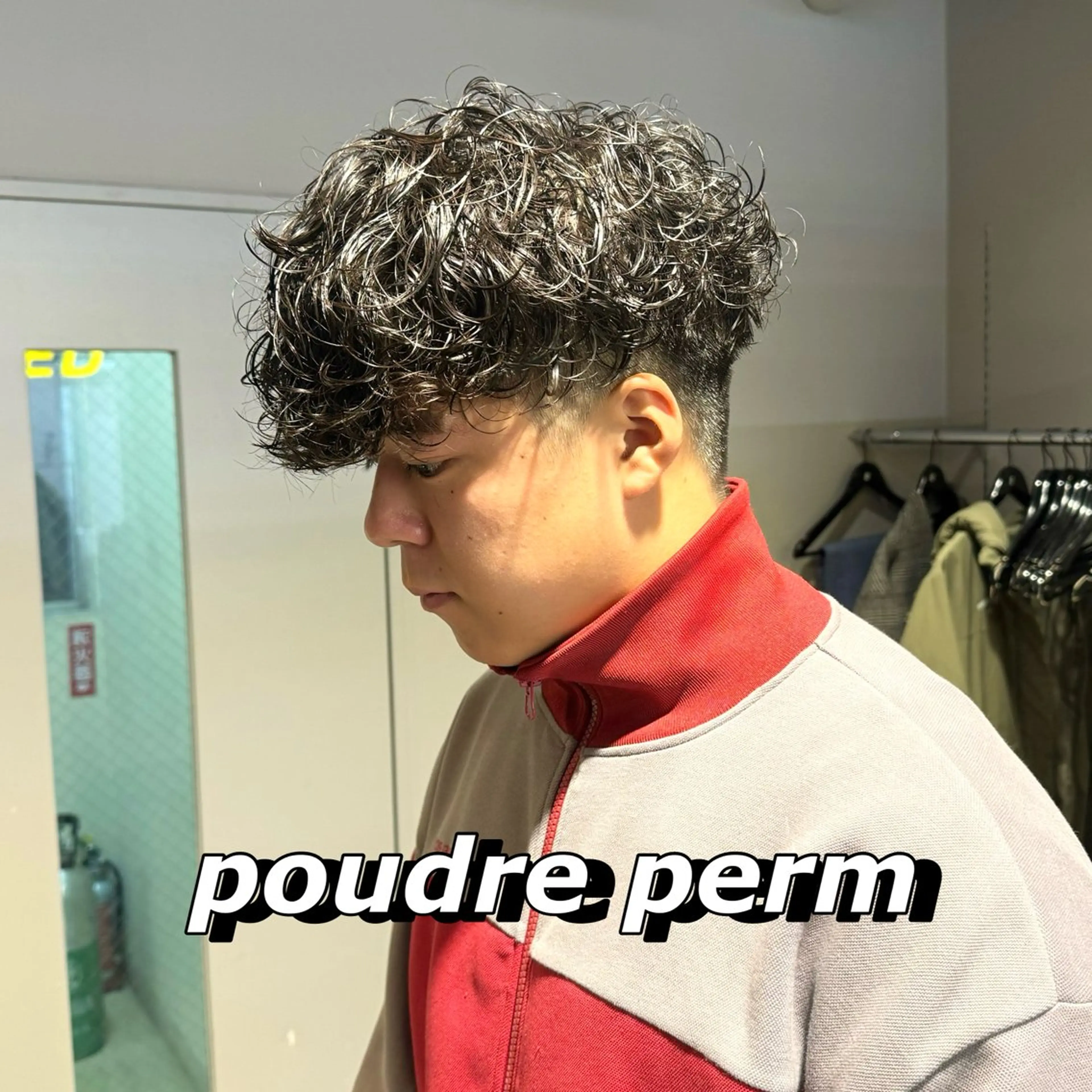 ミディアム パーマ ヘアアレンジ メンズ ミディアムパーマ メンズパーマ プードルパーマ プードルパーマ ヘアカラー パーマ トリートメント ヘアセット 顔まわりカット の達人のヘアスタイル