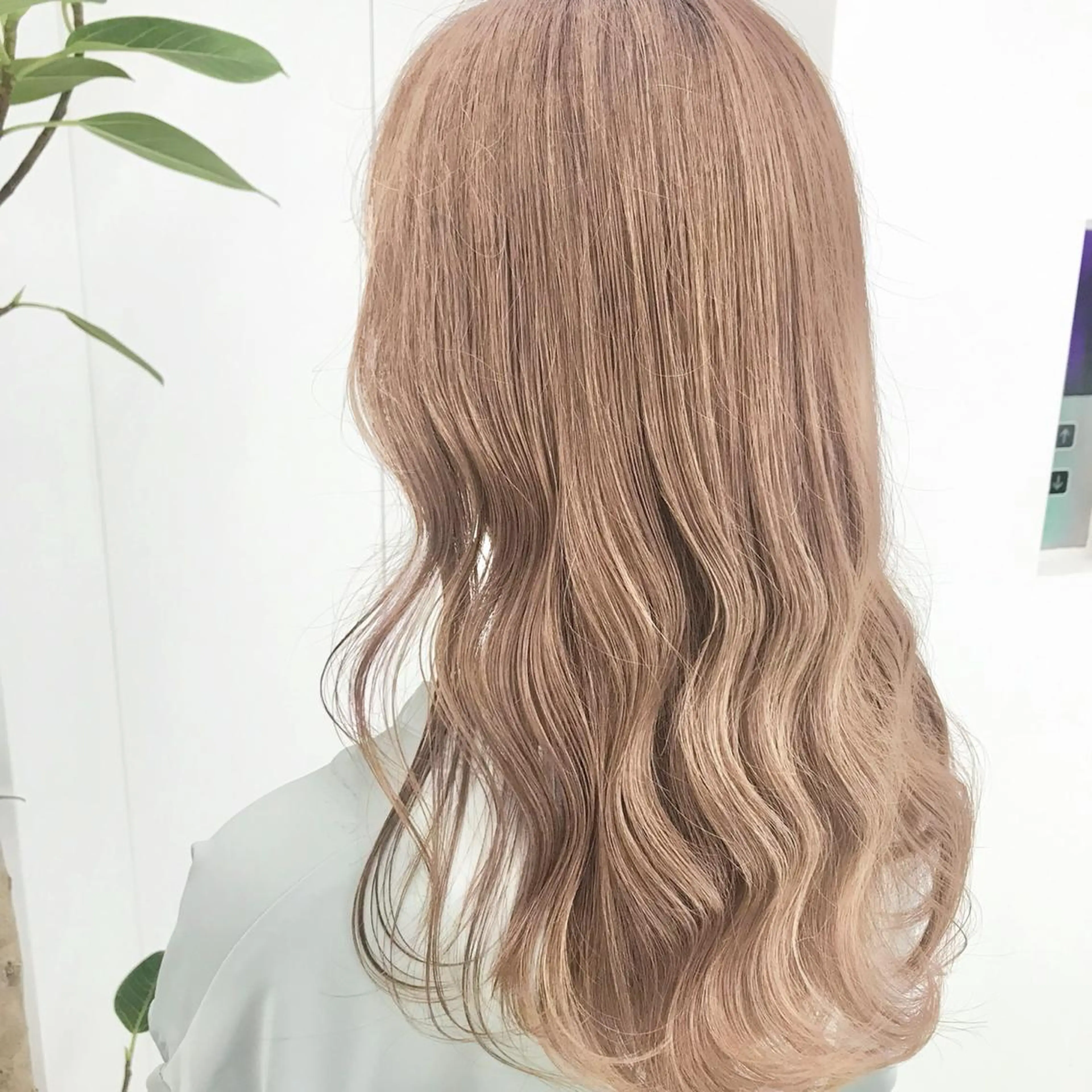 セミロング カラー 🩵ハイトーン 美咲🩵のヘアスタイル