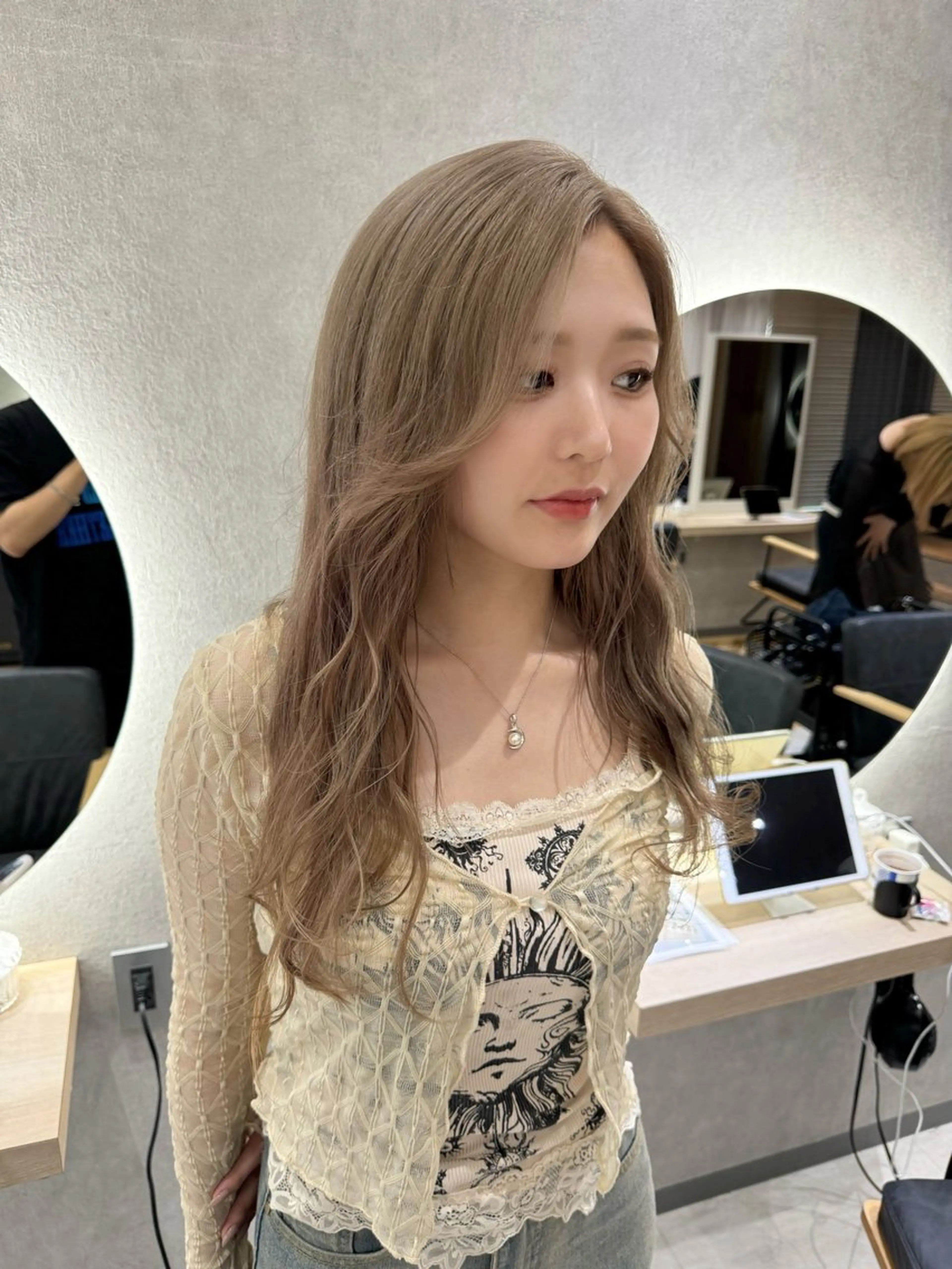 ロング カラー ベージュカラー ブリーチ ミルクティーベージュ 似合わせカット ヘアカラー 透け 艶感カラー 顔周り 齊木 勇人のヘアスタイル