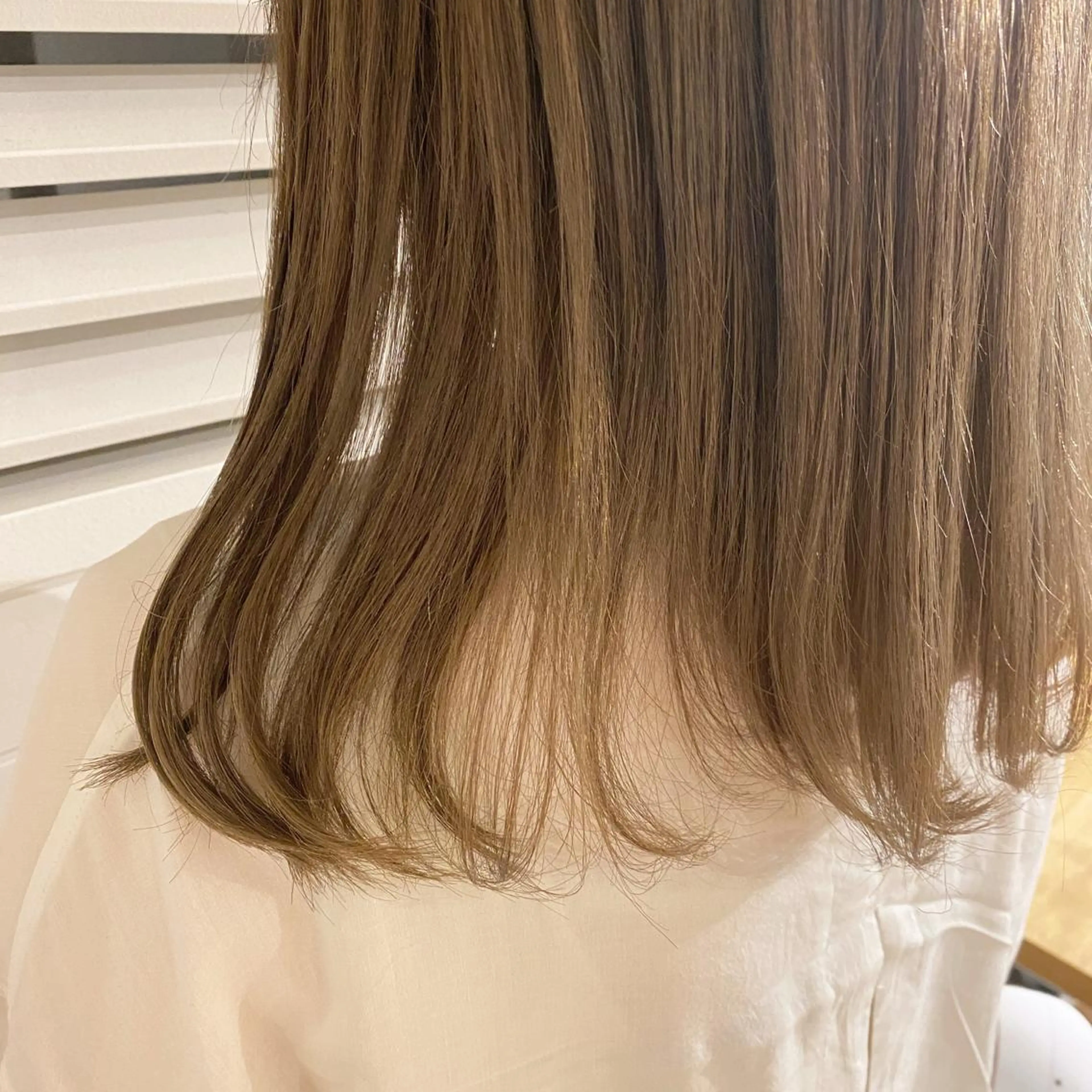 ミディアム カラー ベージュカラー ブリーチ ハイトーンカラー オリーブベージュ nanaka/ レイヤーカットのヘアスタイル