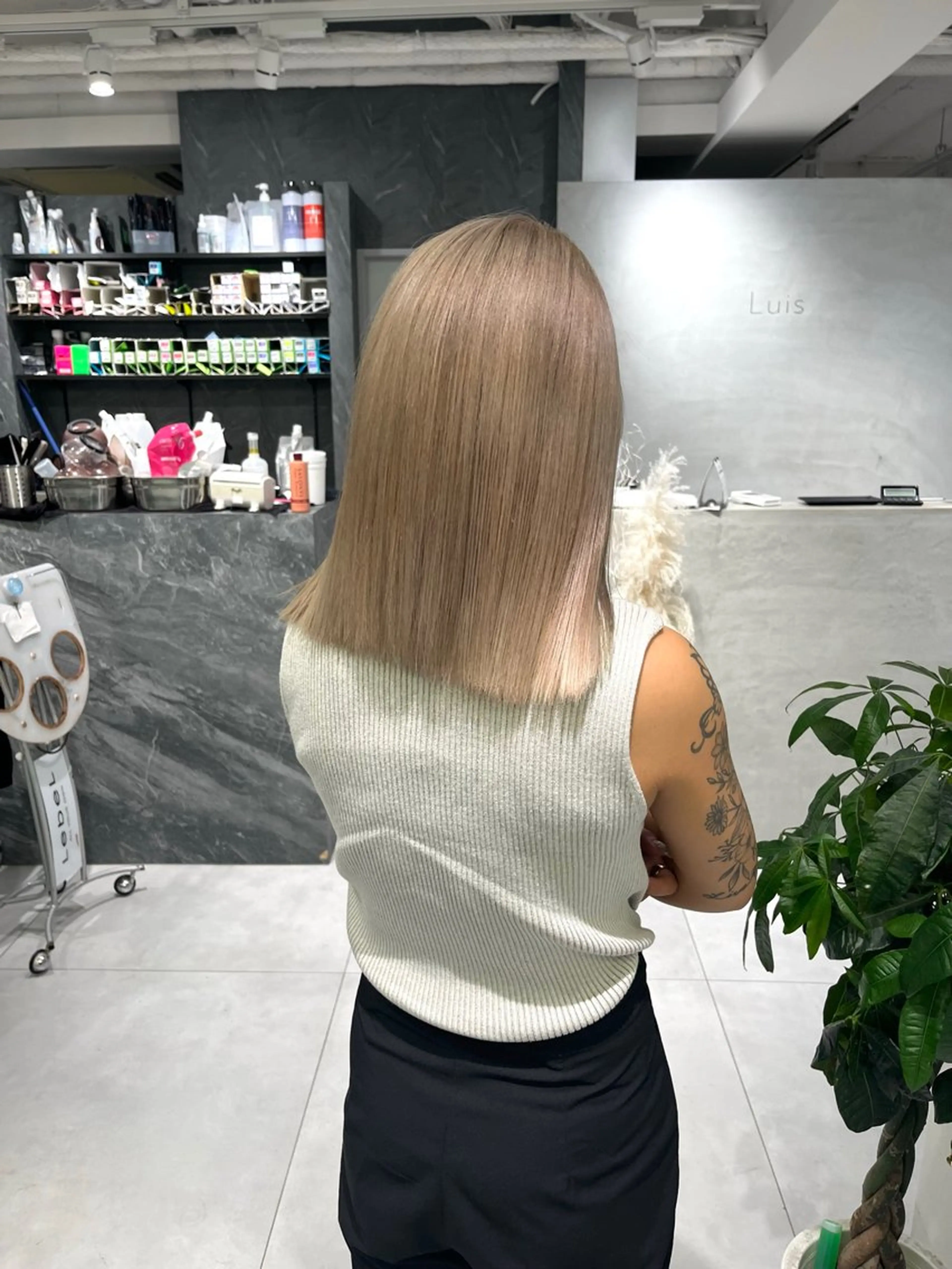 セミロング カラー ヘアカラー バレイヤージュ ハイライトのヘアスタイル