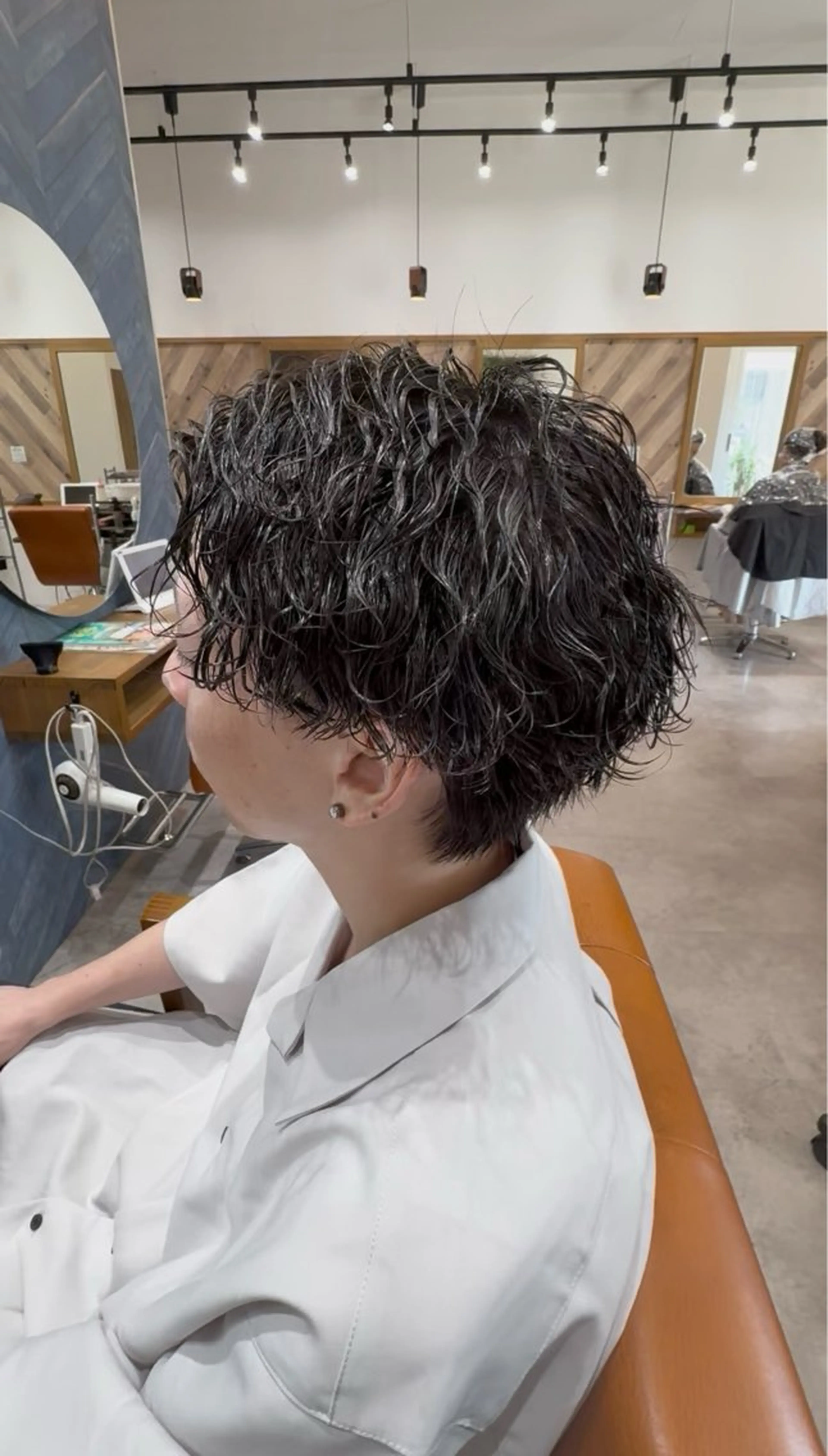 ショート パーマ メンズ センターパート 波巻きパーマ カット パーマ Agu hair lua 上越高田西店所属・佐藤祐輔 メンズパーマのヘアスタイル