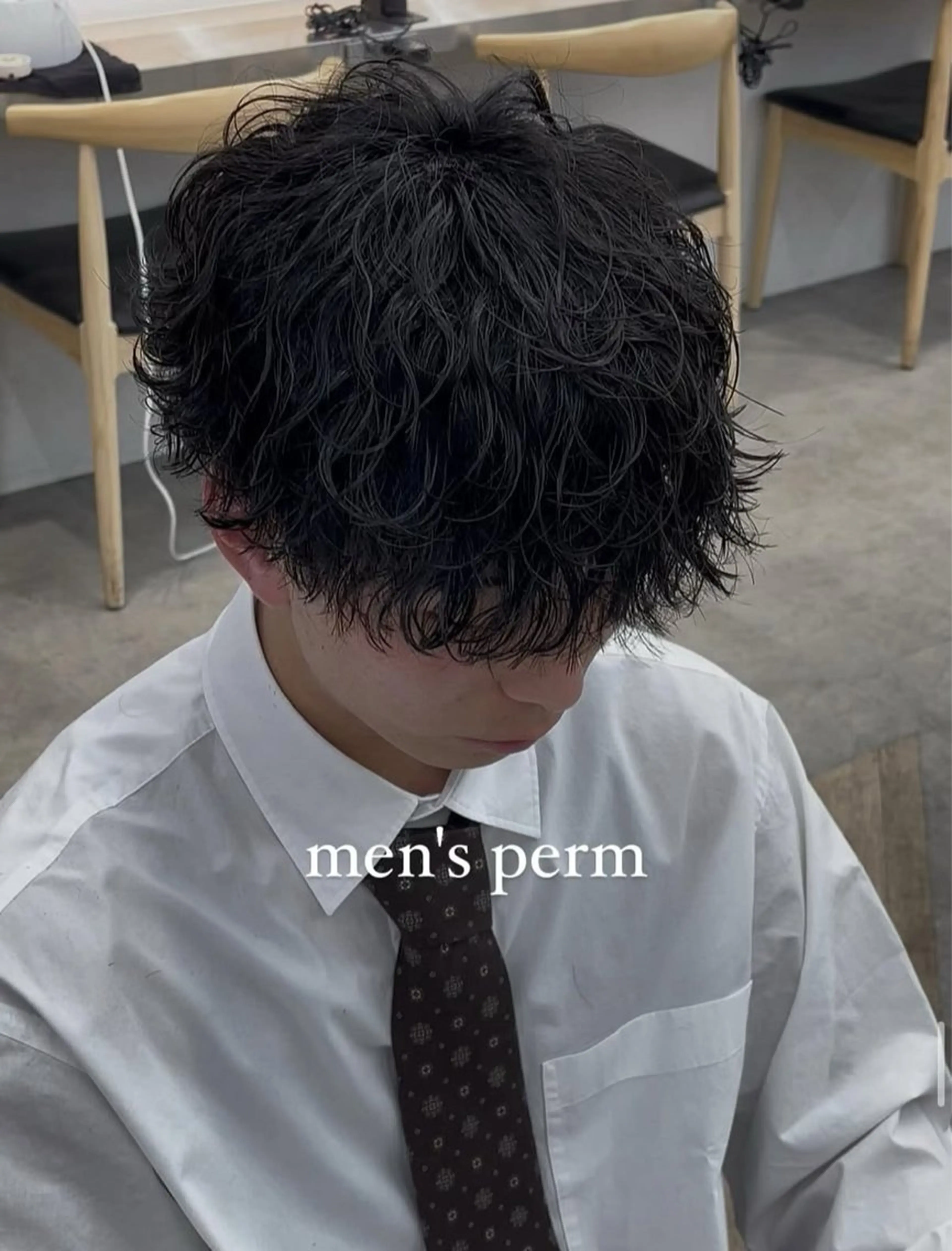 ショート カラー パーマ メンズ キッズ メンズパーマ 波巻きパーマ 🧸岩本晴佳/ フェザーパーマのヘアスタイル