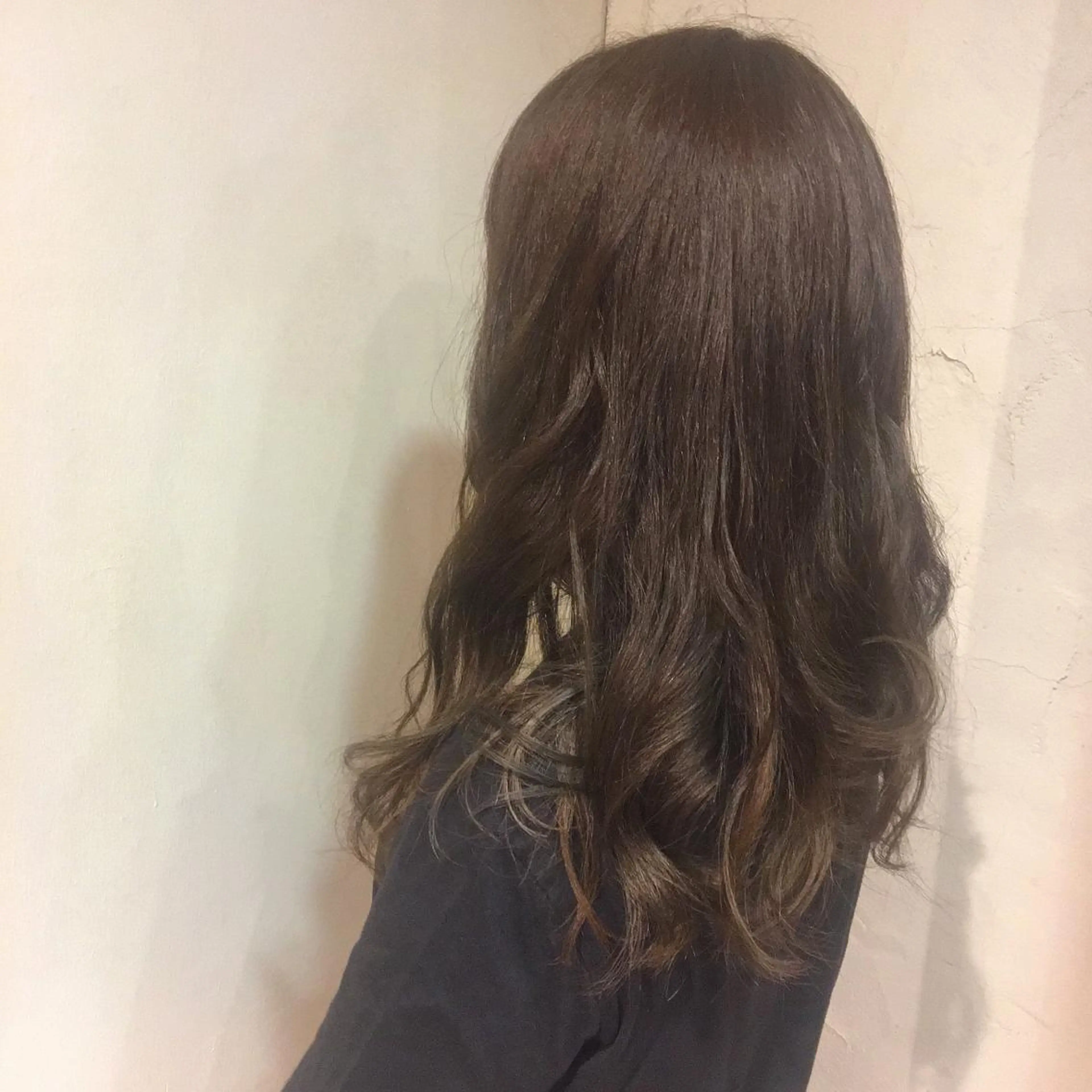 ロング カラー ミルクティーベージュ の魔術師　manaeのヘアスタイル