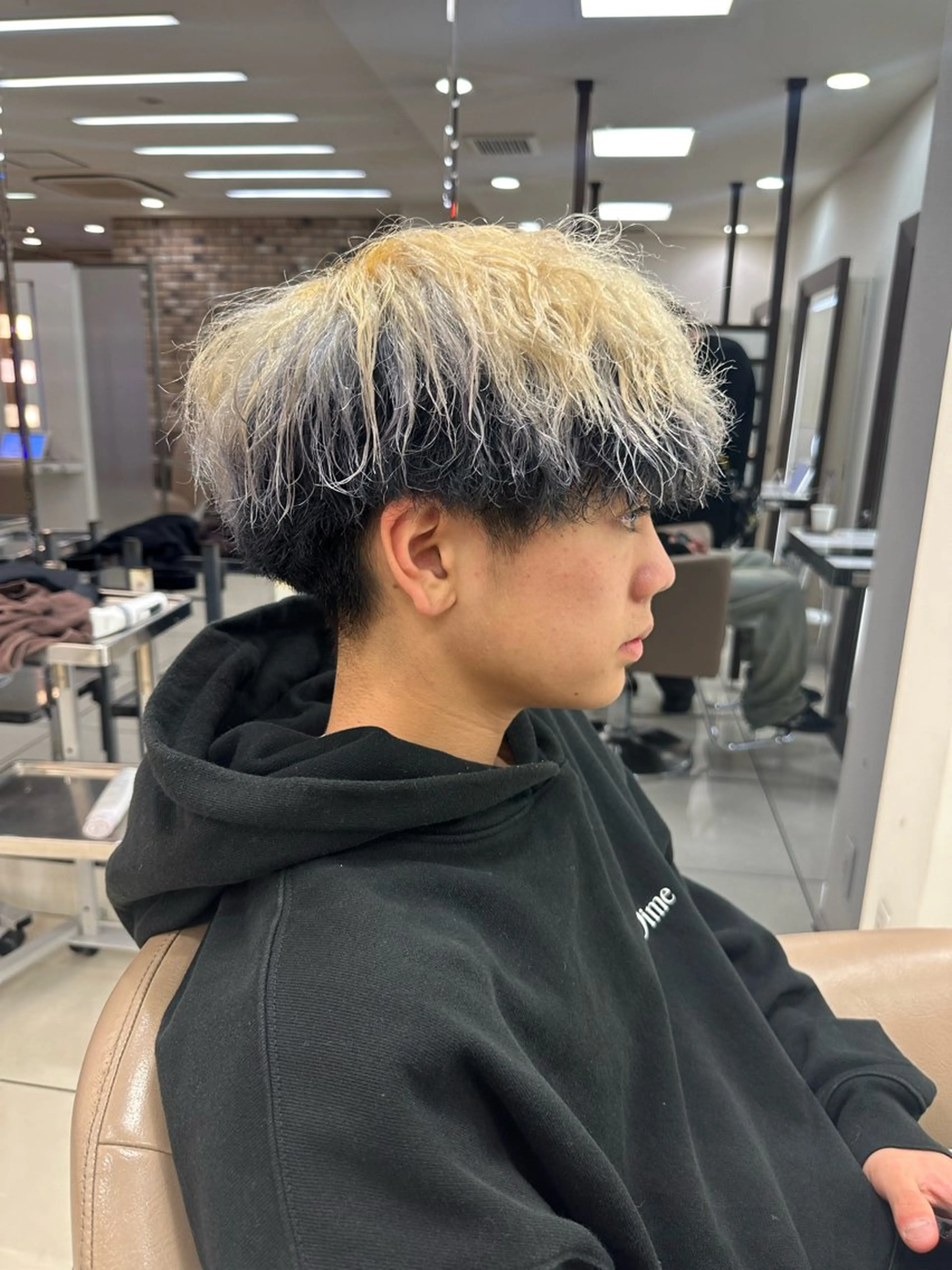 カラー メンズ ヘアカラー ラウンドマッシュシャ ドウニュアンスパーマのヘアスタイル