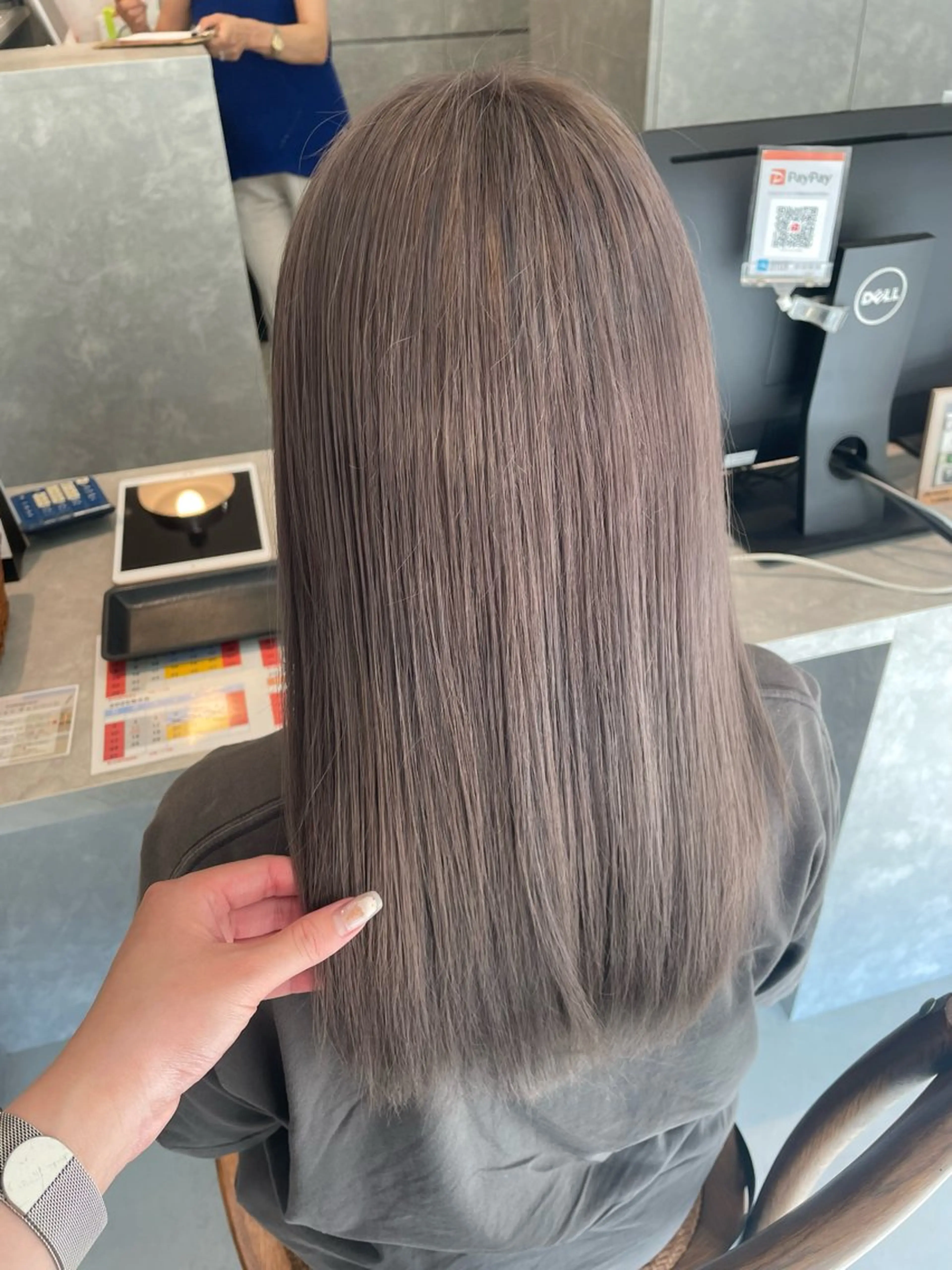 カラー ブリーチ グレージュ 植手 莉菜のヘアスタイル