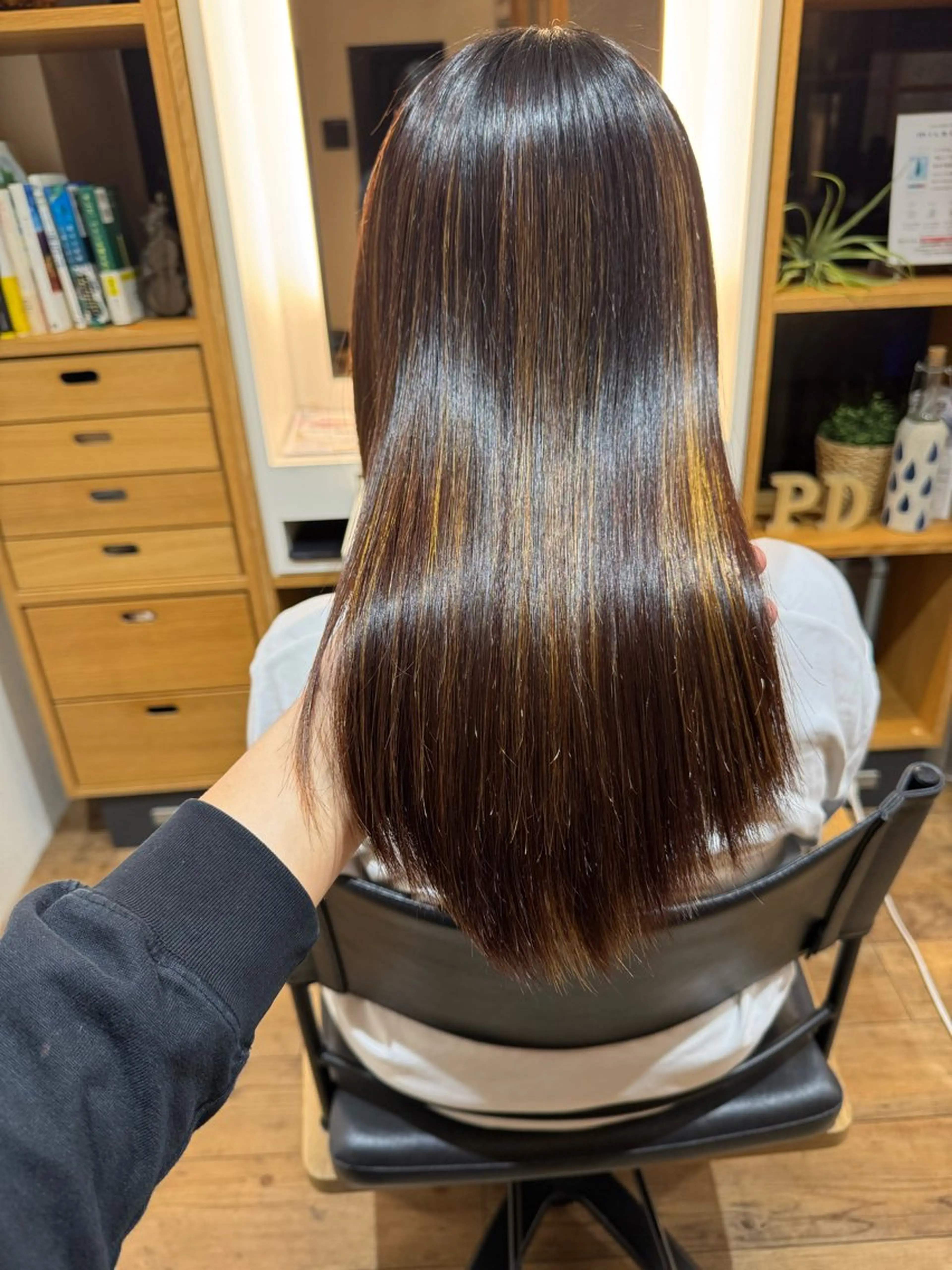 セミロング カット 縮毛矯正 トリートメント afloatkobe所属・美髪/髪質改善 川口凌弥のヘアスタイル