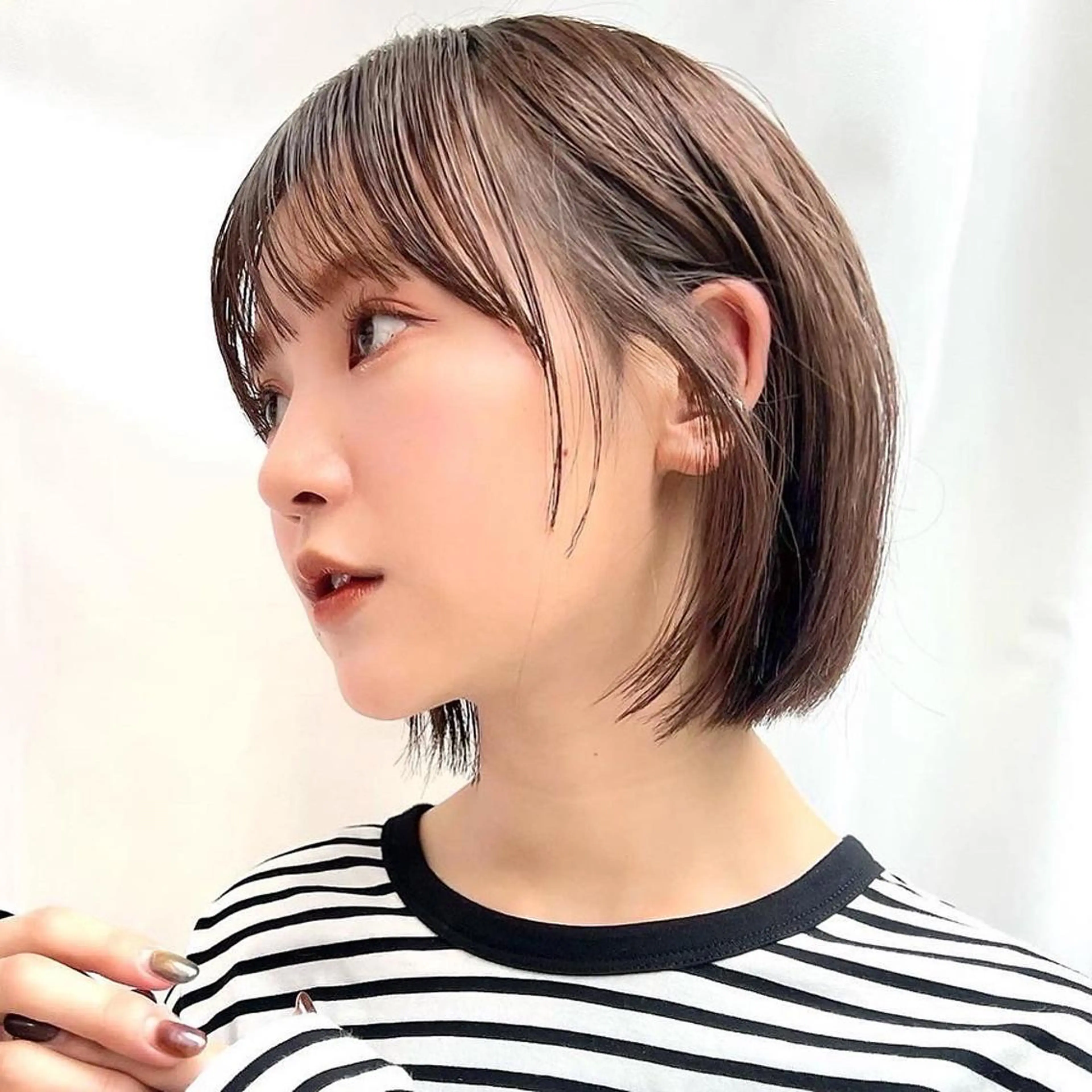 ショート カラー 切りっぱなしボブ 前下がりボブ ベージュカラー ブリーチ グレージュ カット ヘアカラー トリートメント ニュアンスレイヤー ハイトーンカラーのヘアスタイル