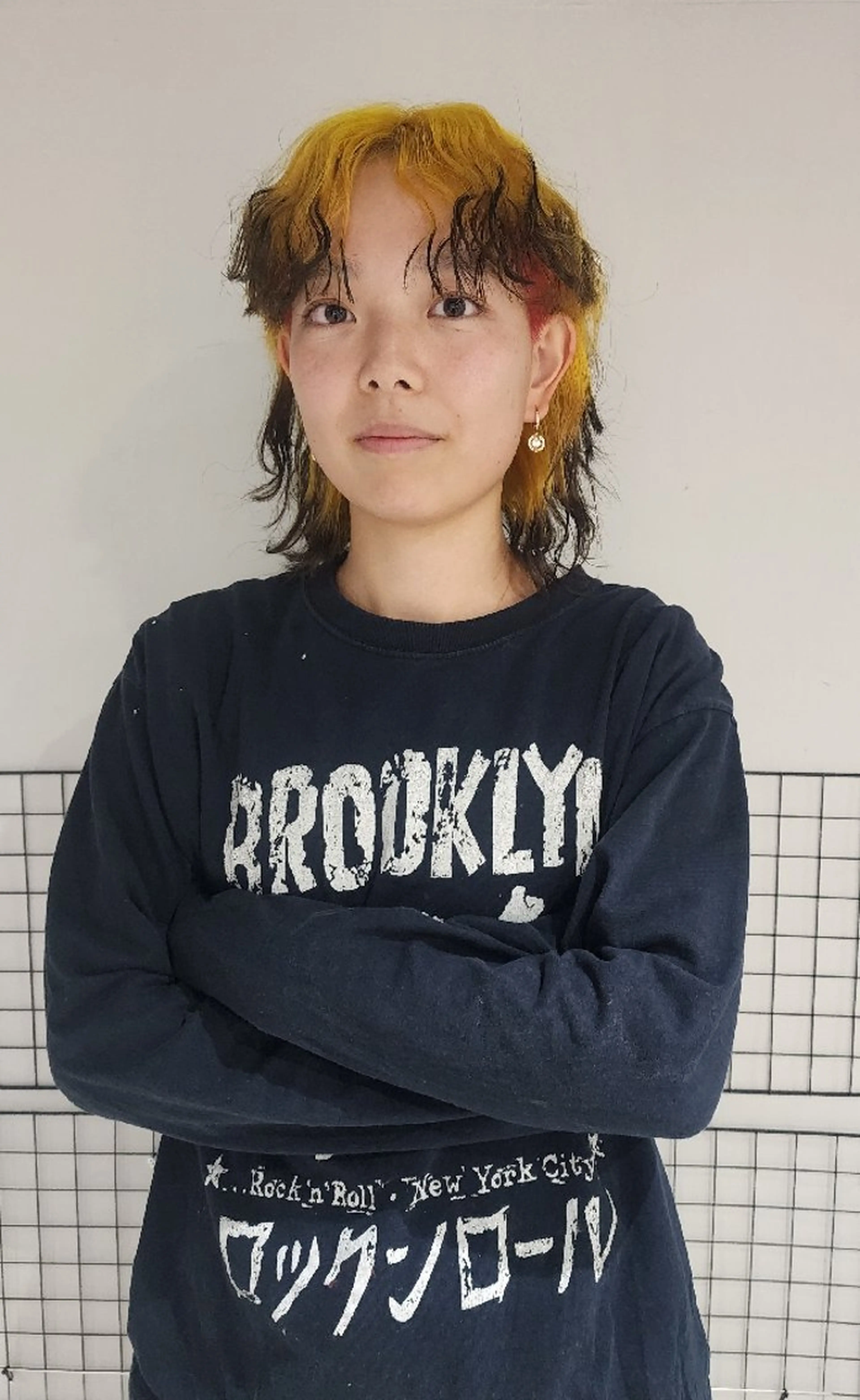 ミディアム カラー ブリーチ デザインカラー ピンクカラー イエローカラー 顔まわりレイヤー カット ヘアカラー トリートメント Backbocker所属・ハイトーン/ブリーチ /デザインカラーのヘアスタイル